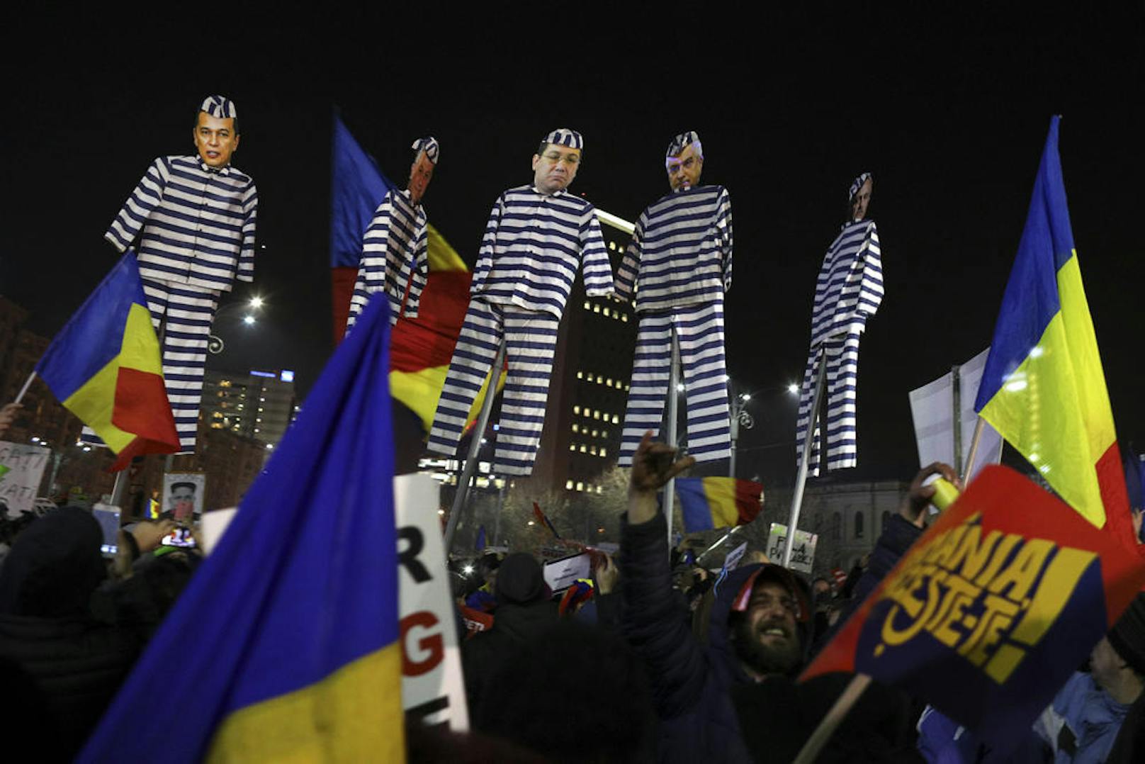 <b>29. Jänner 2017: </b>Zehntausende Menschen hatten in Rumänien gegen Pläne der Regierung protestiert, <b>Korruption</b> bis zu einer Schadensgrenze von 45.000 Euro <b>straffrei</b> zu machen. Die verabschiedete Verordnung löste Massenproteste aus, was Ministerpräsident Sorin Grindeanu am Samstag Abend zur Kenntnis nahm. Im Juni stürzte die Regierung.

<b>Mehr Infos: </b> <a href="https://www.heute.at/welt/news/story/Korruption-straffrei--Rumaenien-rudert-zurueck-26846209" target="_blank">Korruption straffrei? Rumänien rudert zurück</a>