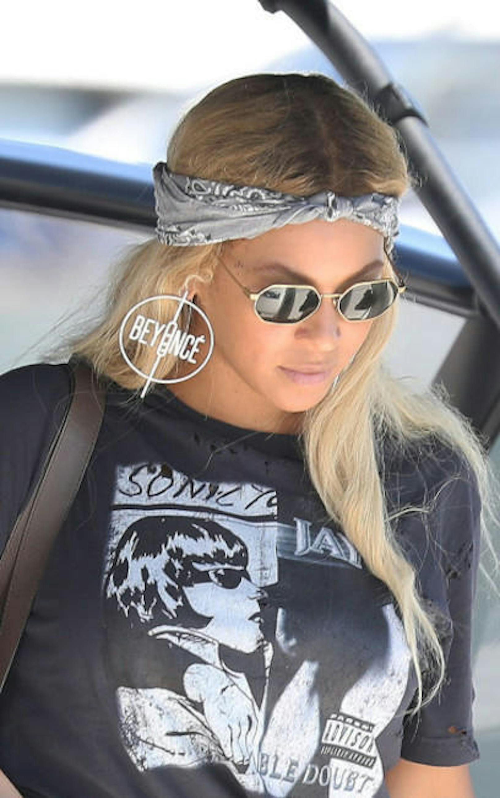 Beyoncé rockt ihr neuen Hoop Ohrringe mit ihrem Namen. 
