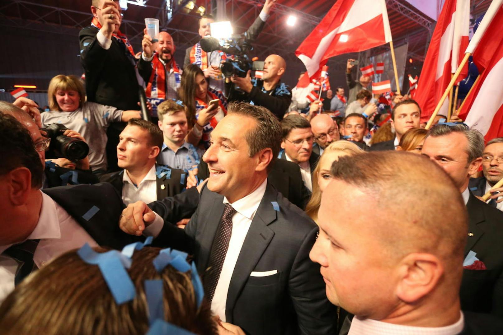 Heinz-Christian Strache führte die FPÖ zu ihrem bisher besten Ergebnis in einer Nationalratswahl und ließ sich dementsprechend feiern.