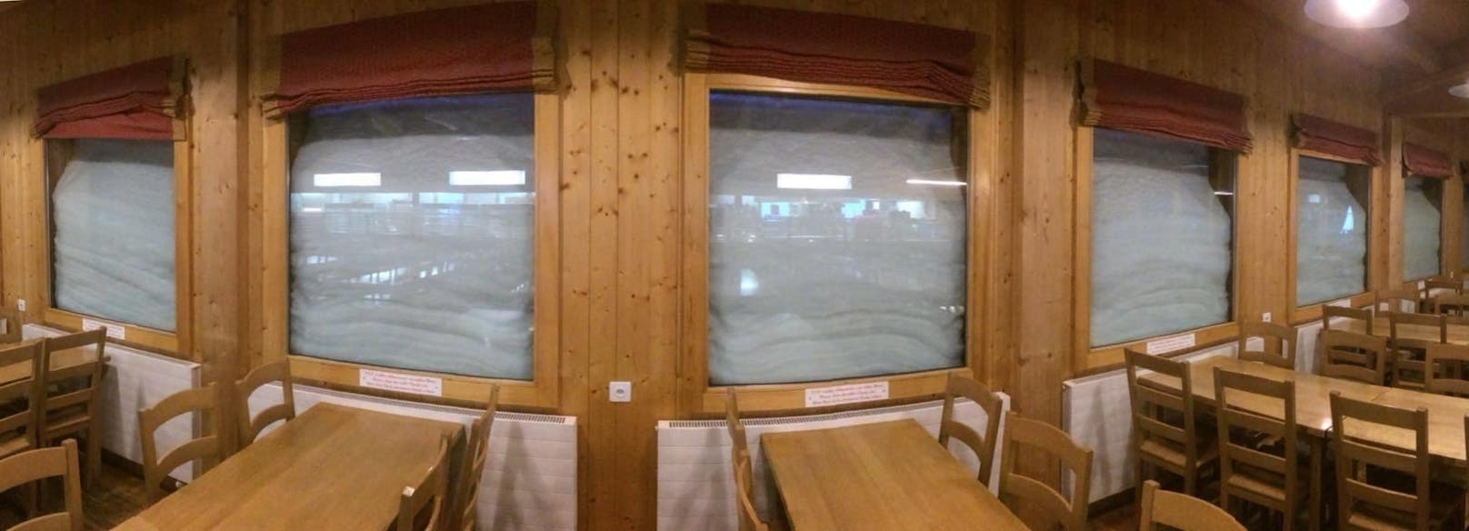 Das Restaurant Pas-de-Maimbré im Unterwallis (Schweiz) ist völlig zugeschneit. Der Schnee türmt sich bis zum Dach. Bei der Wand hat er sich angehäuft und ist dort drei Meter hoch.