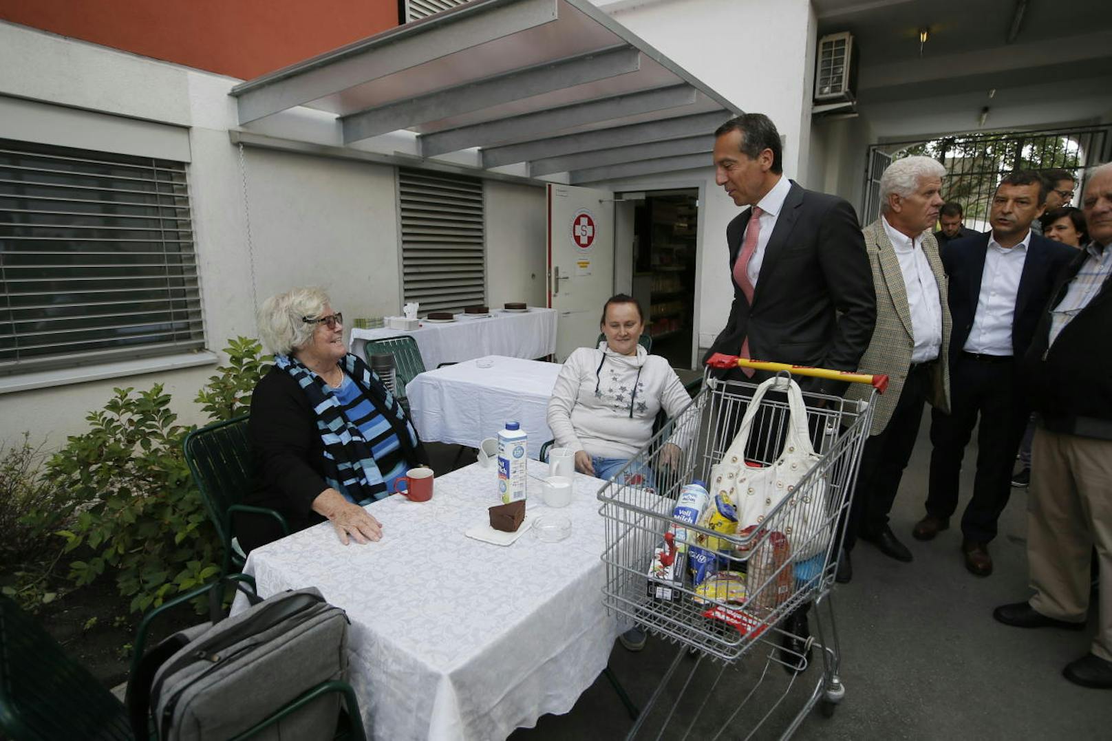 SPÖ-Chef Christian Kern plauderte im Hof des Sozialmarkts mit Erika S.  (78) und Monika Sch.(44). "Ich wohne in der Nähe und komme jeden Tag zum Plaudern", so Monika.
