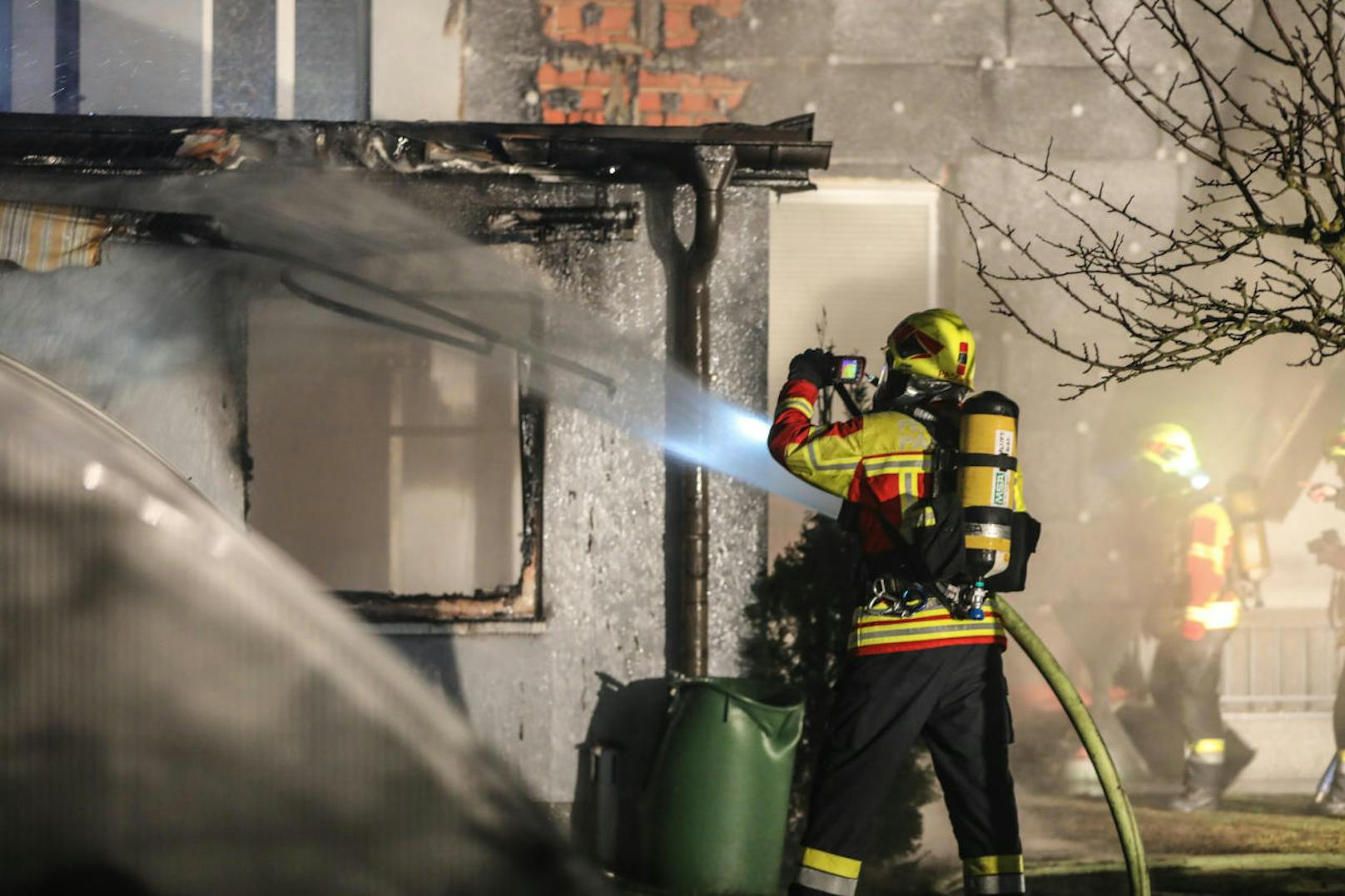 Feuerwehrmänner bekämpften den Garagenbrand.