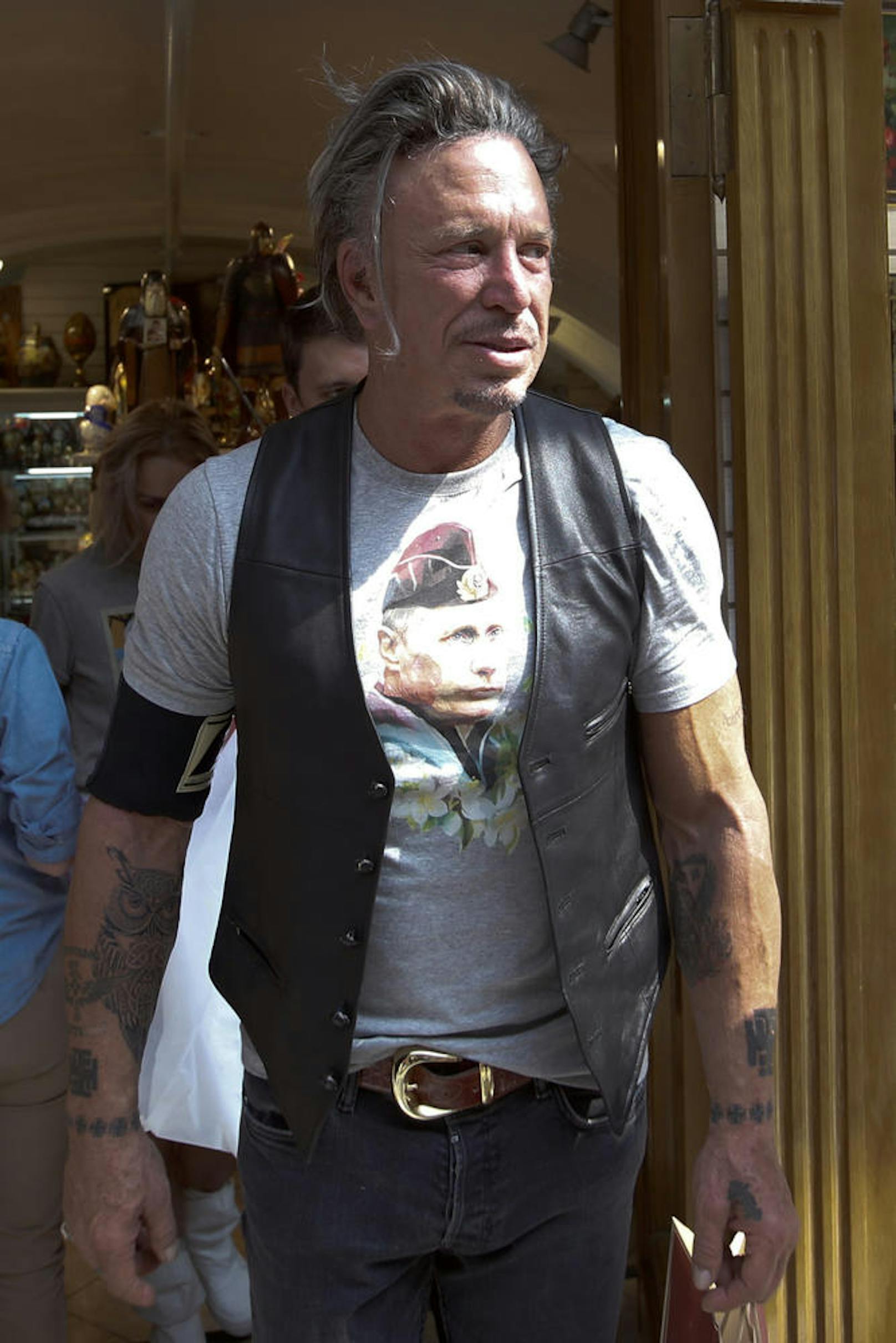 Mickey Rourke mit einem Putin-Shirt in Moskau, 2014.