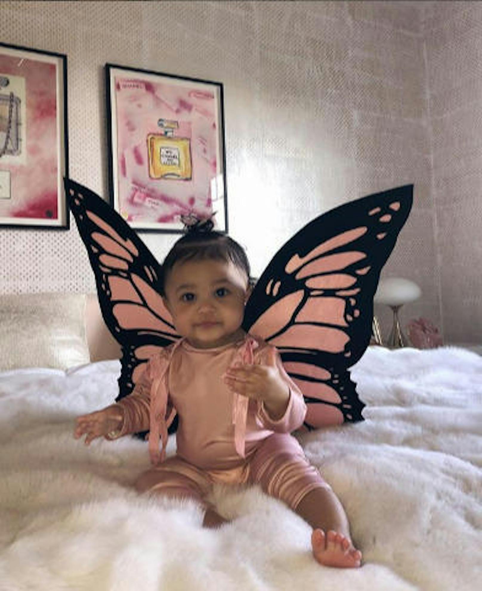 31.10.2018: Kylie Jenners Baby Stormi feiert heute das erste Mal das Gruselfest - natürlich samt Verkleidung. Die acht Monate alte Tochter der 21-jährigen Multimillionärin wird als pinker Schmetterling verkleidet - genau wie ihre Mutter.