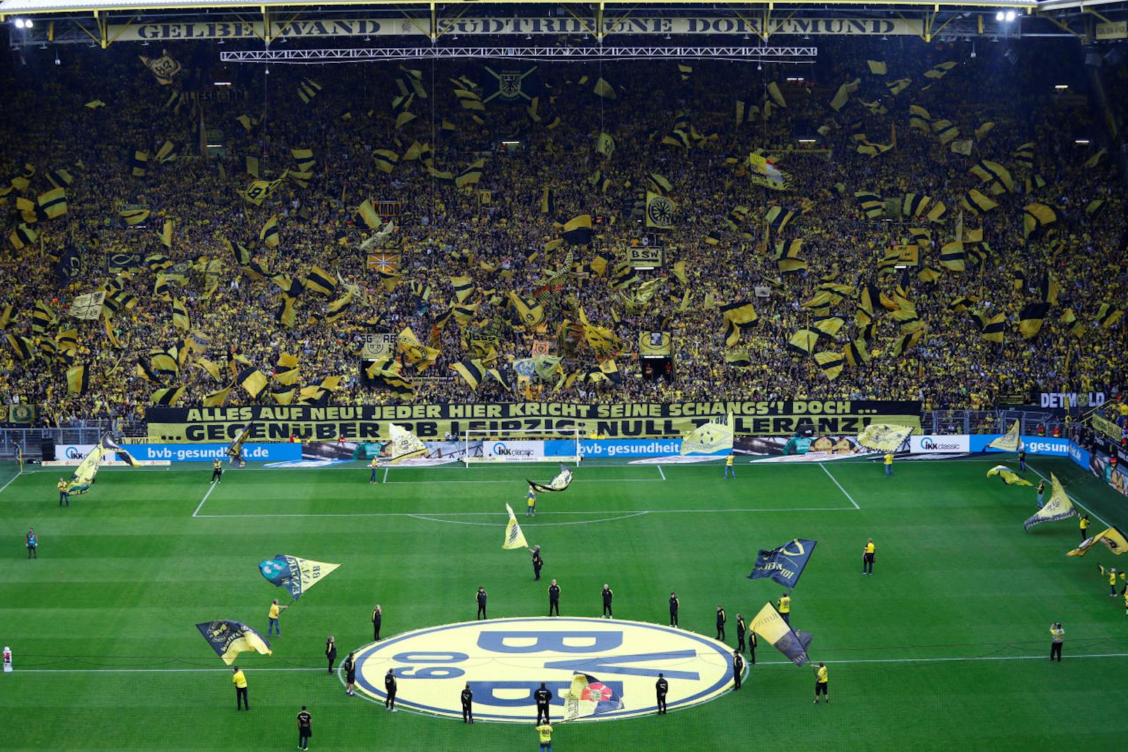 Für viele Fußball-Fans ein Highlight: Der Signal-Iduna-Park von Dortmund. Nicht weniger als 81.000 Zuschauer passen in die gigantische BVB-Heimstätte.