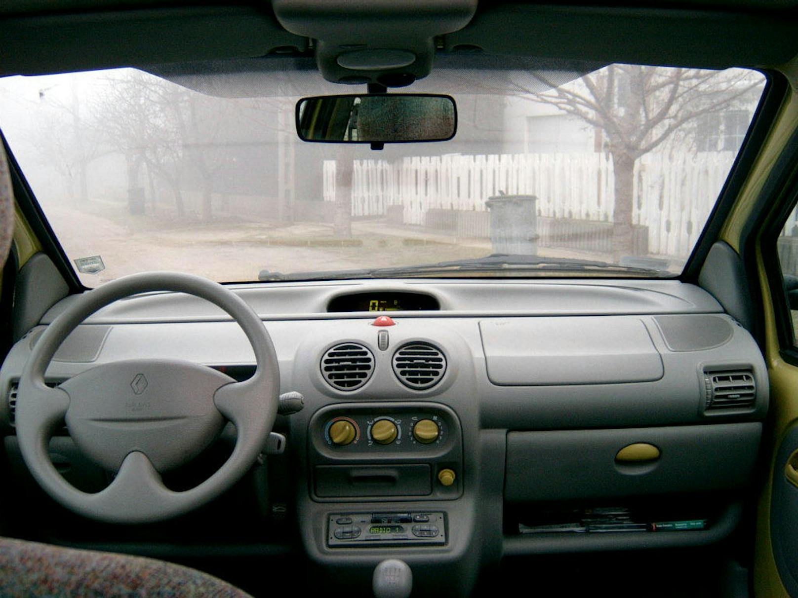 Der Innenraum mit seiner Geschwindigkeitsanzeige in der Mitte und dem runden Blinkerhebel.