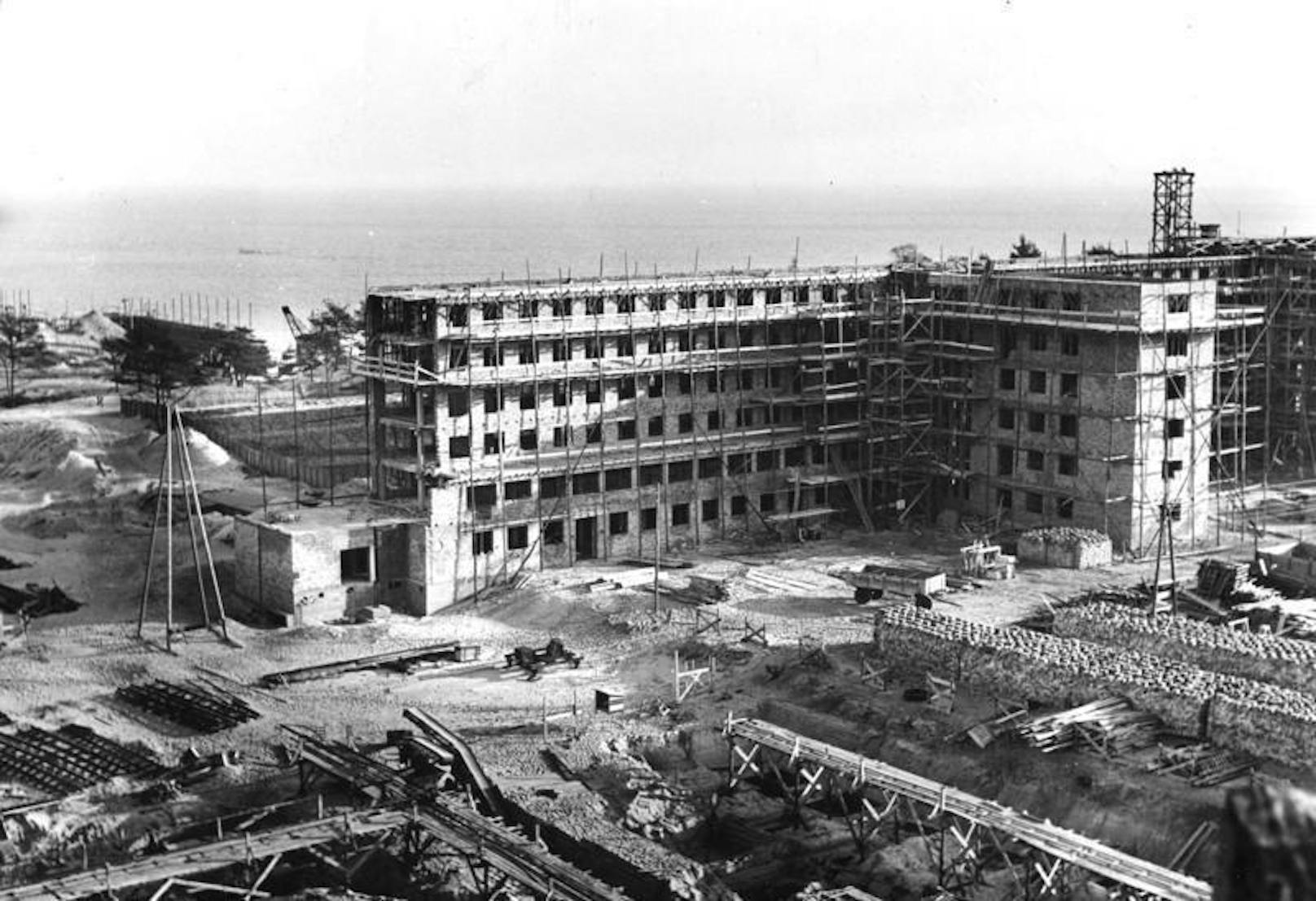 Die NS-Organisation "Kraft durch Freude" (KdF) baute die riesige Anlage zwischen 1936 und 1939.