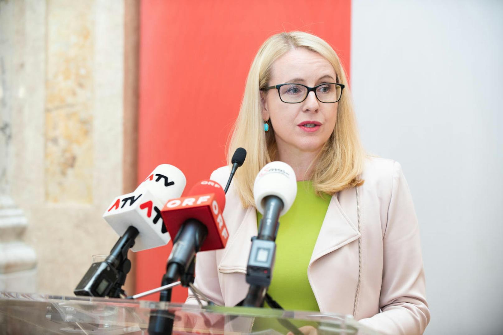 Wirtschaftsministerin Margarete Schramböck beim Lehrlingsgipfel