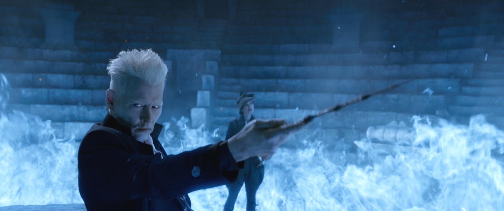 Grindelwald (Johnny Depp) beschwört ein blaues Flammenmeer herauf, das nur seinen Feinden schaden kann. 