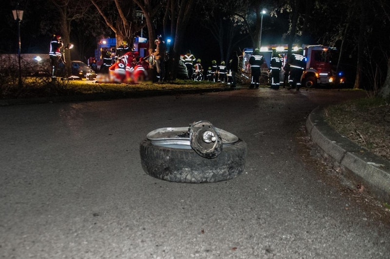Der Fiat 500 überschlug sich mehrmals und kam schließlich völlig demoliert neben einem Baum zum Stehen.