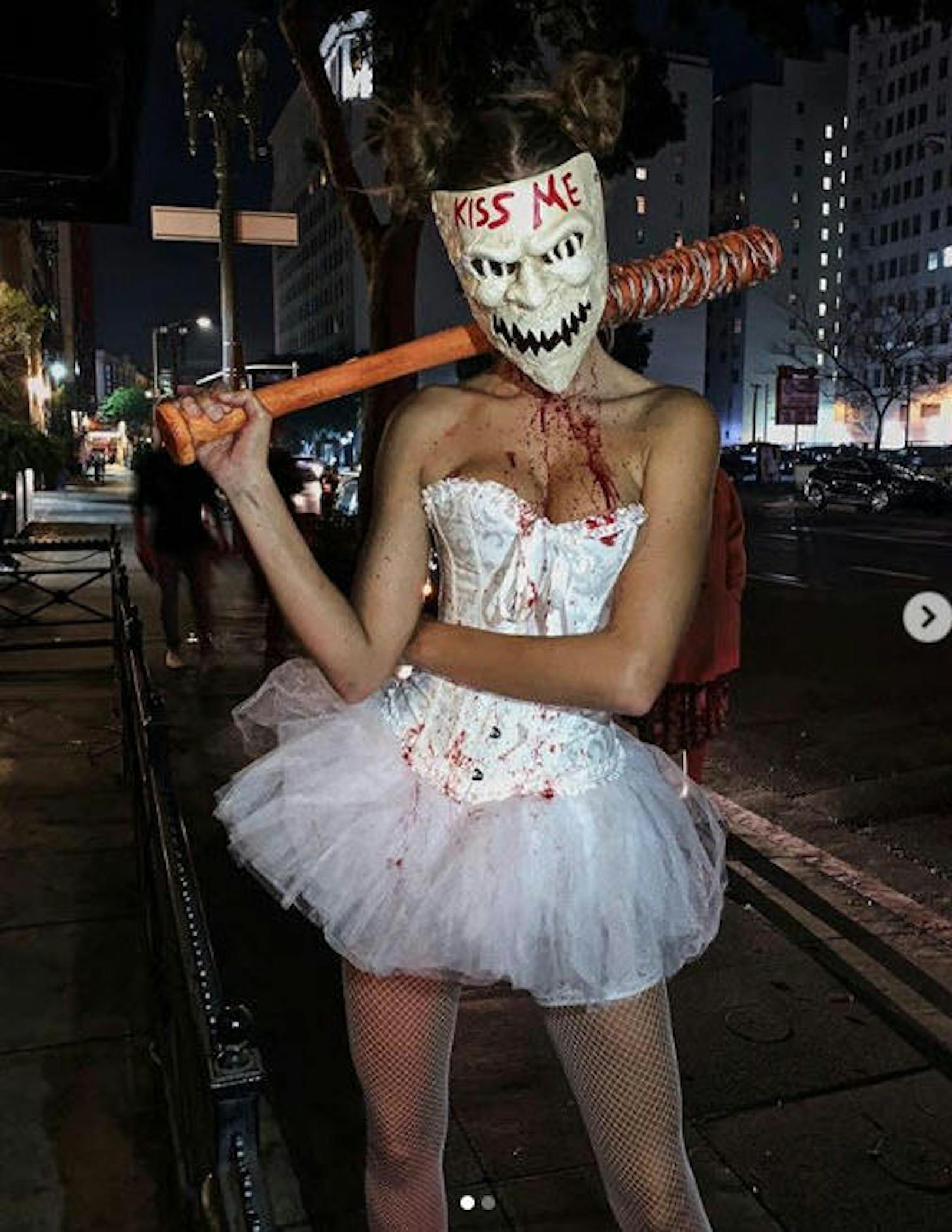 28.10.2018: Supermodel Josephine Skriver ließ sich für ihr Halloween-Outfit von der Horrorfilmreihe "The Purge" inspirieren.