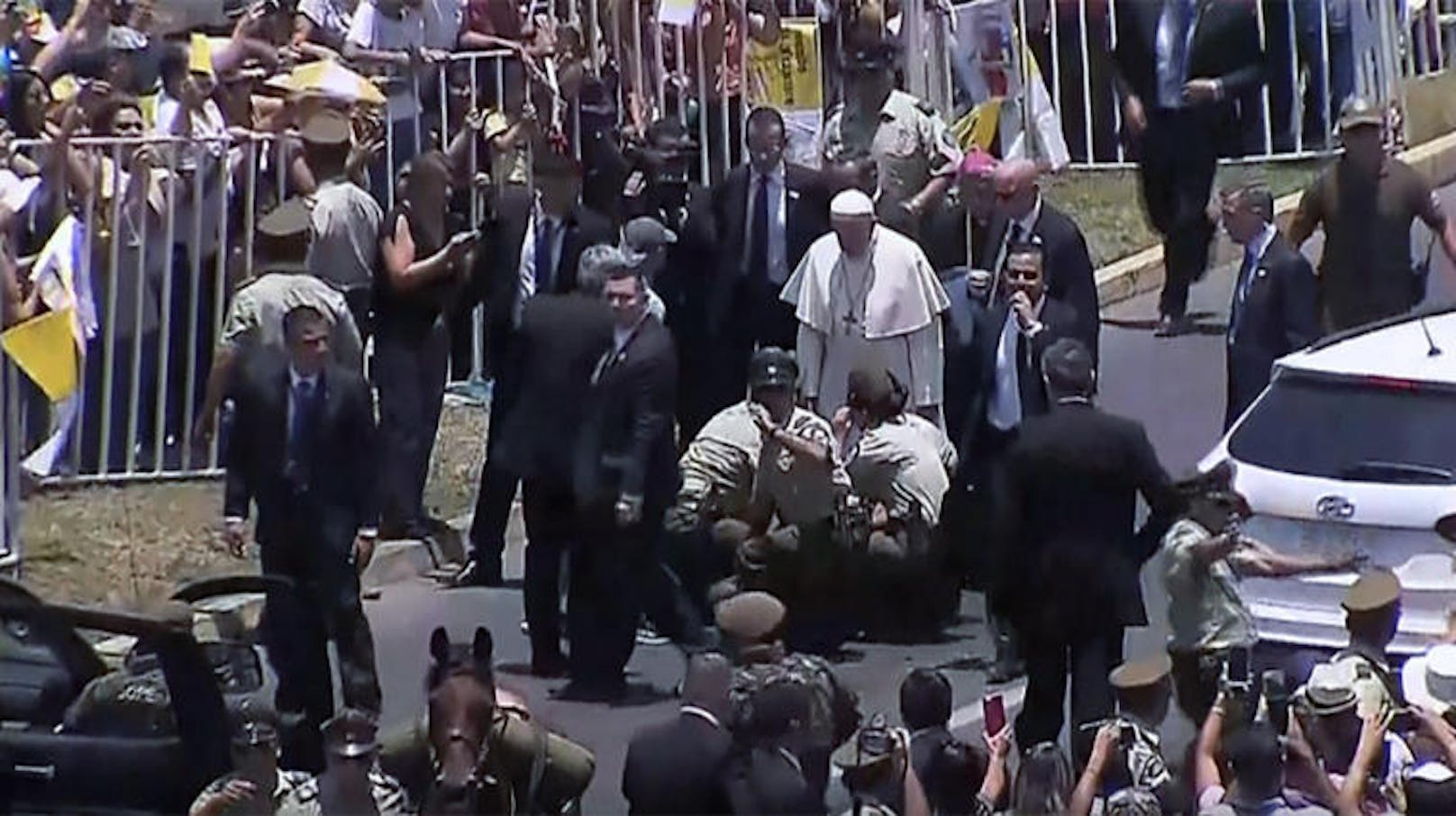 Der Papst ließ daraufhin die ganze Prozession anhalten, um der Polizistin beizustehen. Alle Beteiligten kamen mit dem Schrecken davon.