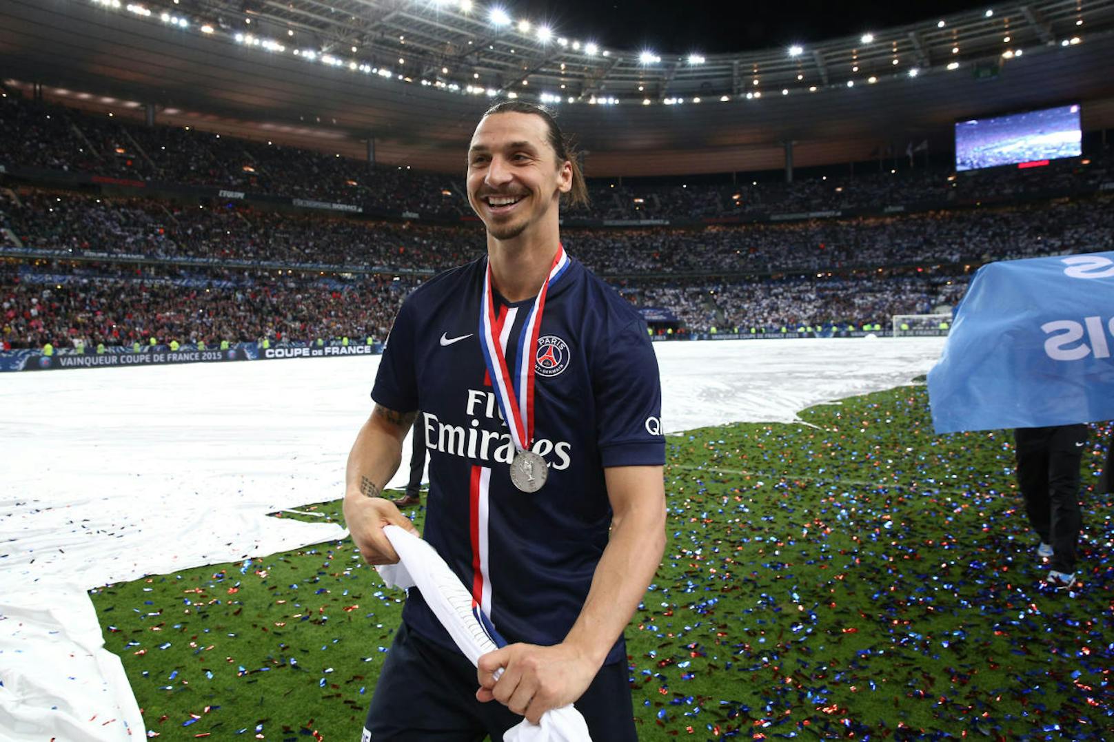 Zlatan Ibrahimovic feiert den Sieg im französischen Cup-Finale am 30. Mai 2015 in Paris. 