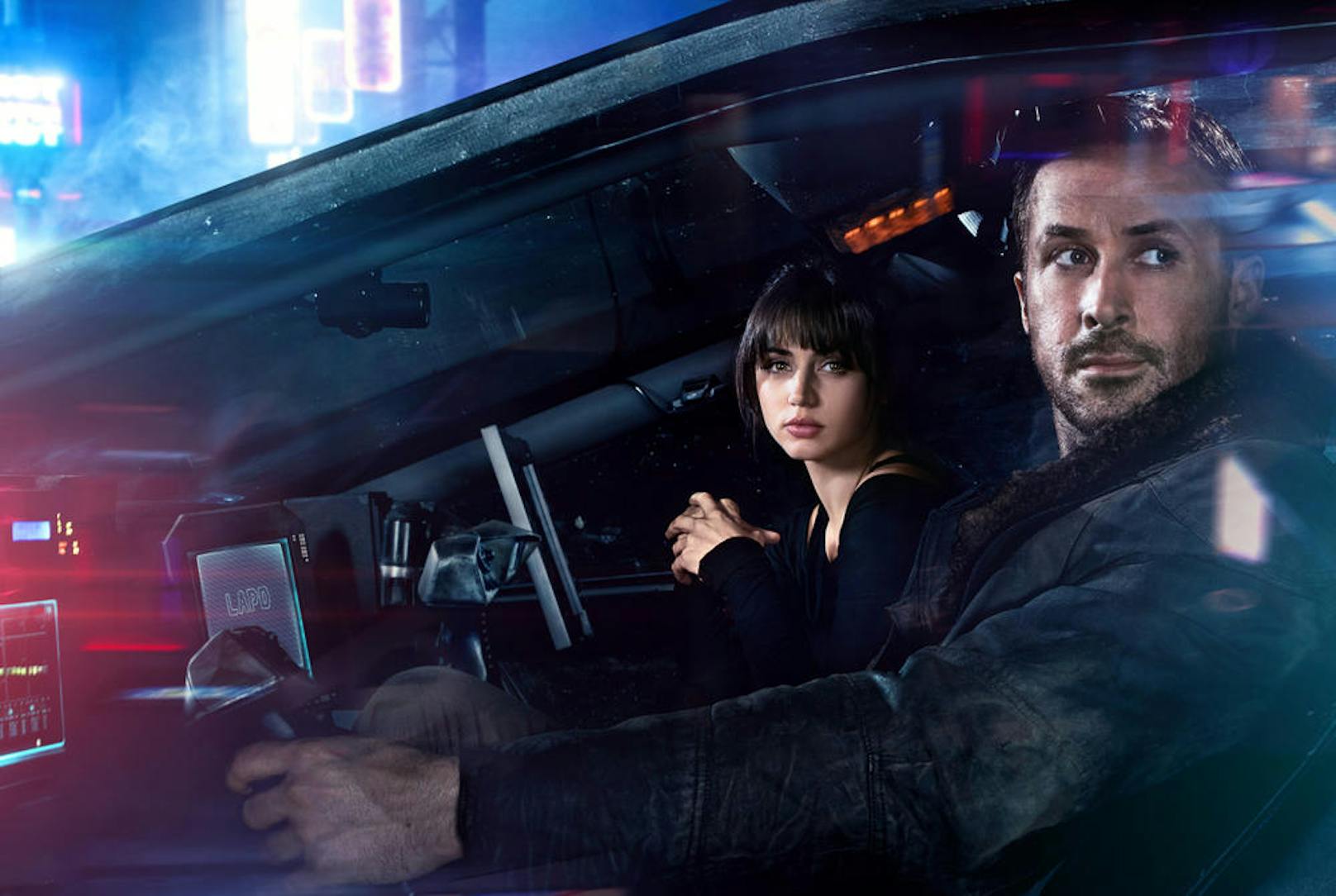 "Blade Runner 2049" ist in den Kategorien "Bester Tonschnitt", "Bester Ton", "Bestes Szenenbild", "Beste Kamera" und "Beste visuelle Effekte" nominiert (Im Bild: Ana de Armas und Ryan Gosling).