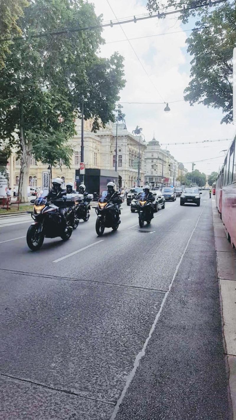 Von Dutzenden Polizeifahrzeugen sowie Hubschraubern begleitet fuhr Russlands Präsident Wladimir Putin am Dienstag vom Flughafen in die Innenstadt.