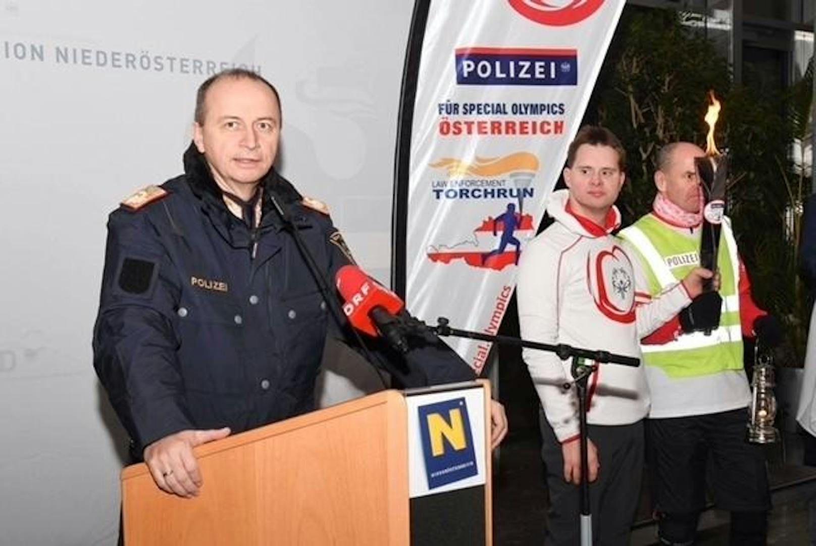 Die Sportler der Special Olympics brachten das Friedenslicht zu Landeshauptfrau Johanna Mikl Leitner ins Landhaus St. Pölten.