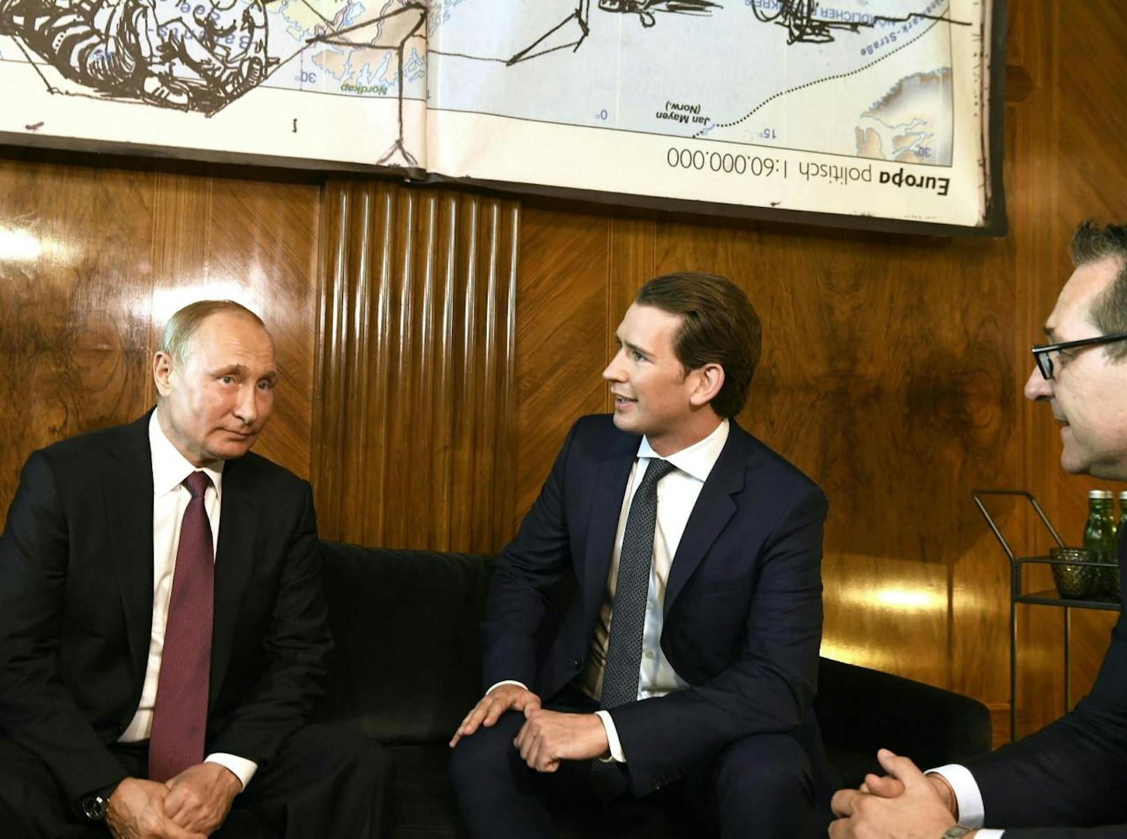 Wladimir Putin im Gespräch mit Bundeskanzler Sebastian Kurz (ÖVP) und Vizekanzler Heinz-Christian Strache (FPÖ).