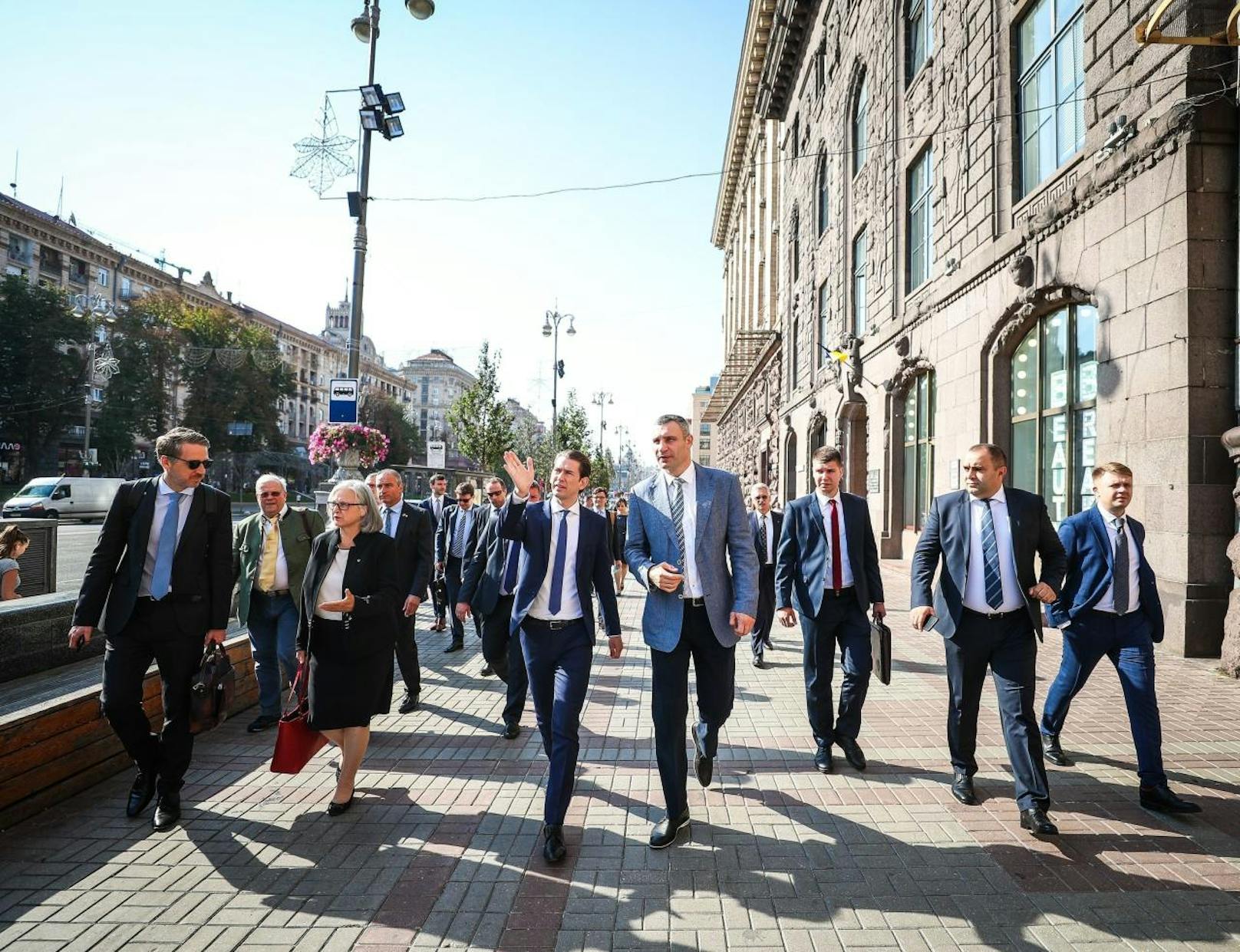 Gemeinsam mit einer Delegation an weiteren Teilnehmern gingen Klitschko und Kurz zu Fuß zu dem geschichsträchtigen Ort.