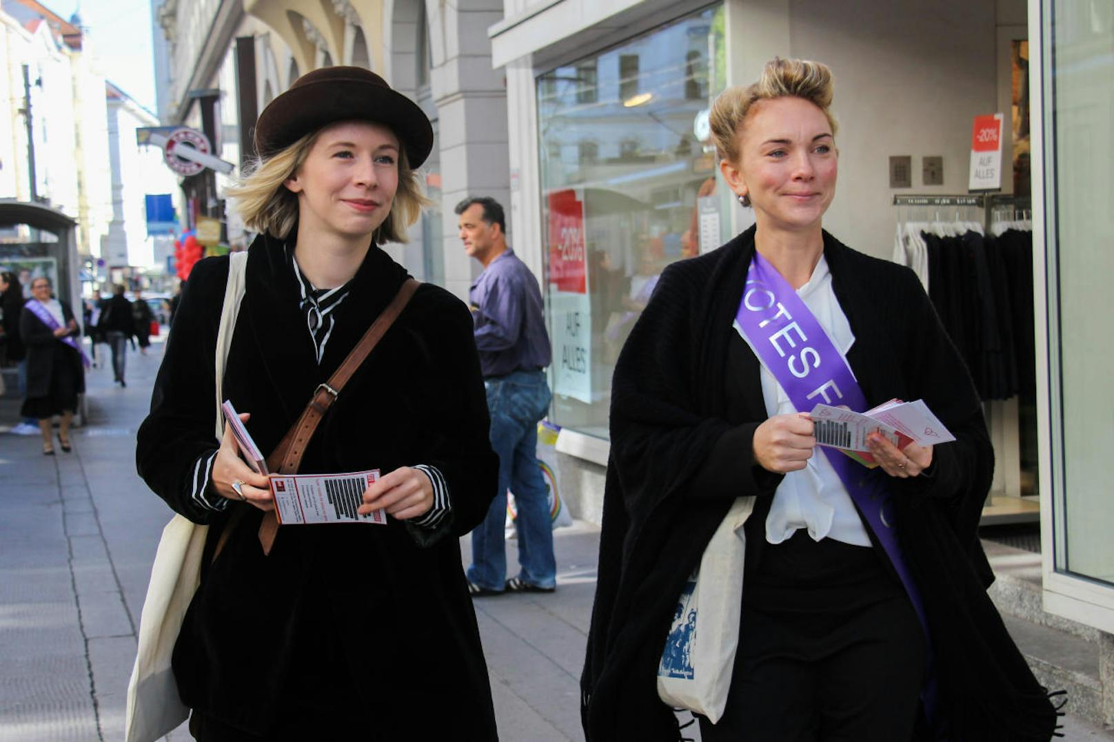 Suffragetten waren in Wien unterwegs: Die Frauen der Jungen Generation der SPÖ Wien warben für das Frauenvolksbegehren, das von 1. bis 8. Oktober aufliegt. Und: Sie erinnerten daran, dass in Österreich heuer 100 Jahre Frauenwahlrecht gefeiert werden.