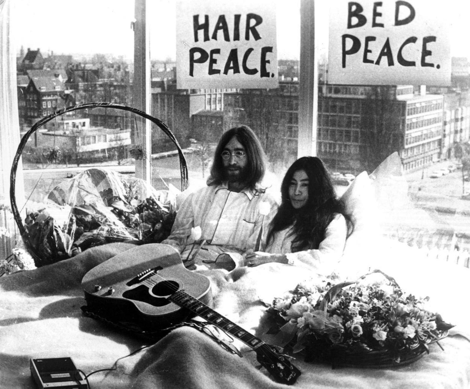25. März 1969, Amsterdam: John Lennon und Yoko Ono legen sich ins Bett, nennen das "Bed-in for Peace" und sorgen mit ihrer Aktion für einen Skandal

Yoko und John wussten, dass ihre Hochzeit Schlagzeilen macht. Deshalb nutzten sie ihre Hochzeitsreise, um sich für Weltfrieden und gegen den Vietnamkrieg einzusetzen. 

Sie verbrachten zweimal je eine Woche in Amsterdam und Motreal im Bett: Im Amsterdam Hilton Hotel waren sie vom 25.3. bis 31.3. Bett des Zimmers 702. Jeden Tag zwischen 9 und 21 Uhr waren Journalisten eingeladen, auf Besuch zu kommen. 

