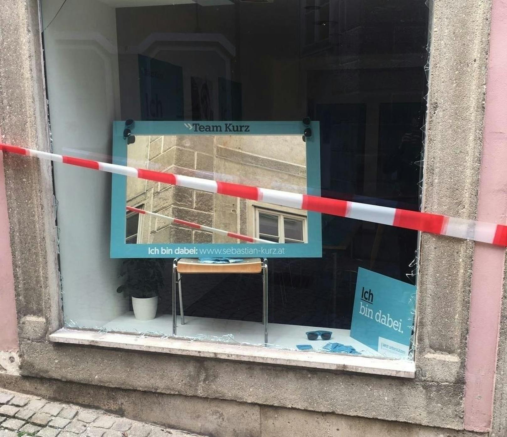 Die Fensterscheibe des Büros wurde zerstört.