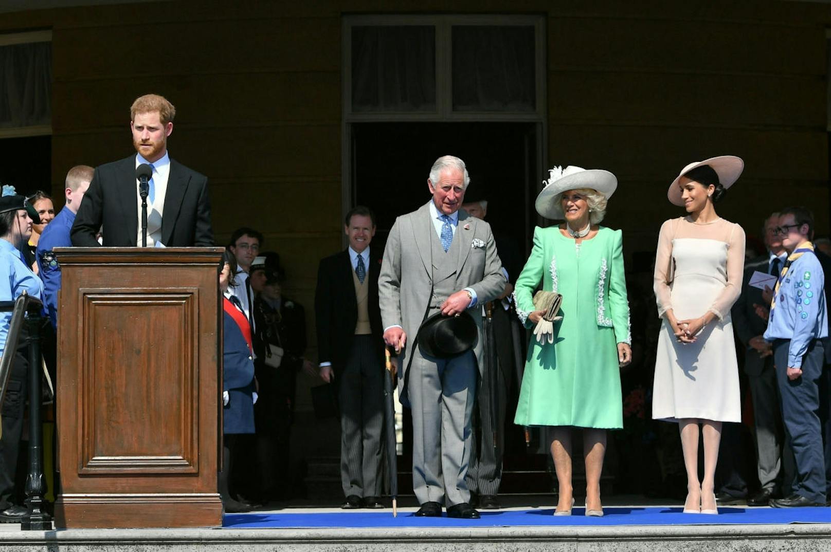 Die beiden ließen sich bei der Gartenparty anlässlich des 70. Geburtstags von Harrys Vater Prinz Charles blicken.