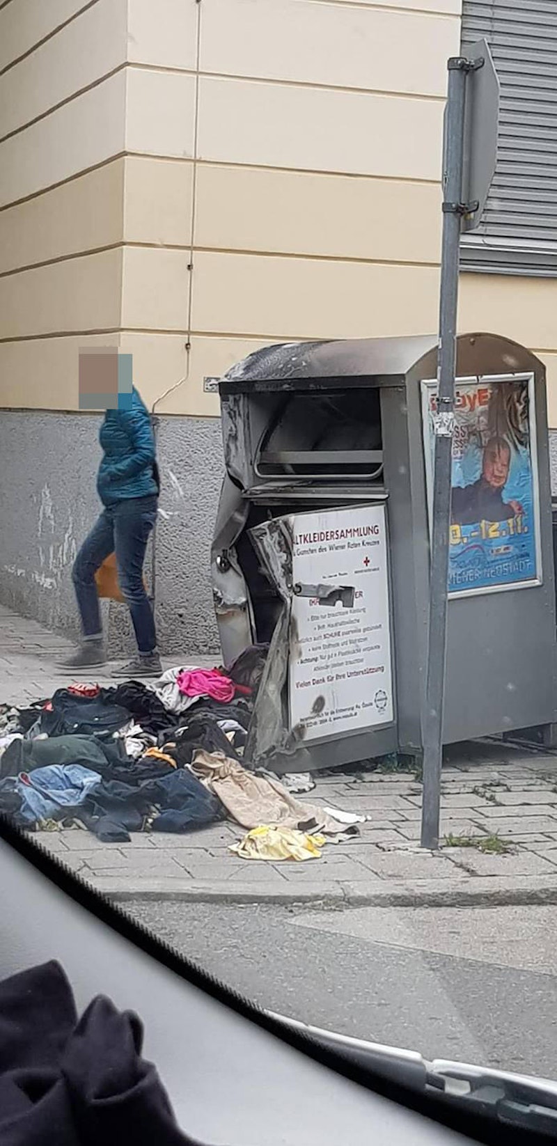 "Heute"-Leser Philip fotografierte in der Messenhausergasse einen Altkleider-Sammelcontainer des Roten Kreuzes, der offensichtlich gesprengt wurde,