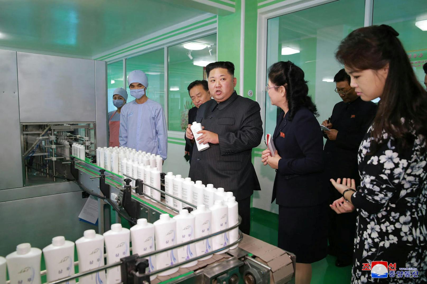 Nordkoreas Machthaber Kim Jong-un und seine Frau Ri Sol Ju beim Besuch einer Kosmetik-Fabrik.