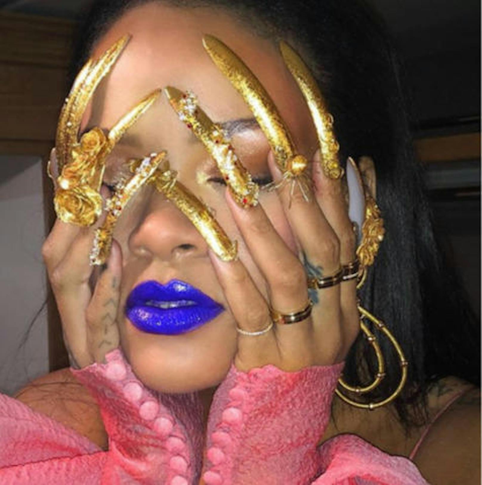 05.09.2018: Rihannas goldene Nägel sind ganz schön spitz! Top oder Flop? Ihre Fans sind sich nicht ganz einig.