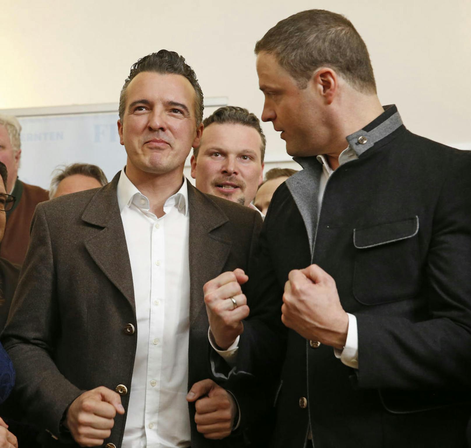 FPÖ-Spitzenkandidat Gernot Darmann (l.) und FPÖ-Parlaments-Klubobmann Johann Gudenus in der FPÖ-Wahlzentrale in Klagenfurt am Sonntag, 4. März 2018, anlässlich der Kärntner Landtagswahl.