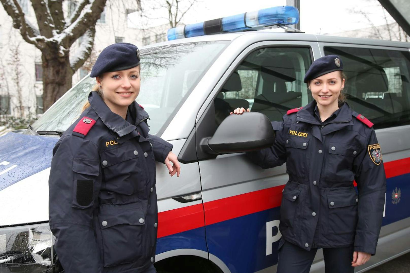 Isabella (re.) und Alexandra Schmied sind die Linzer "Twin-Cops".
