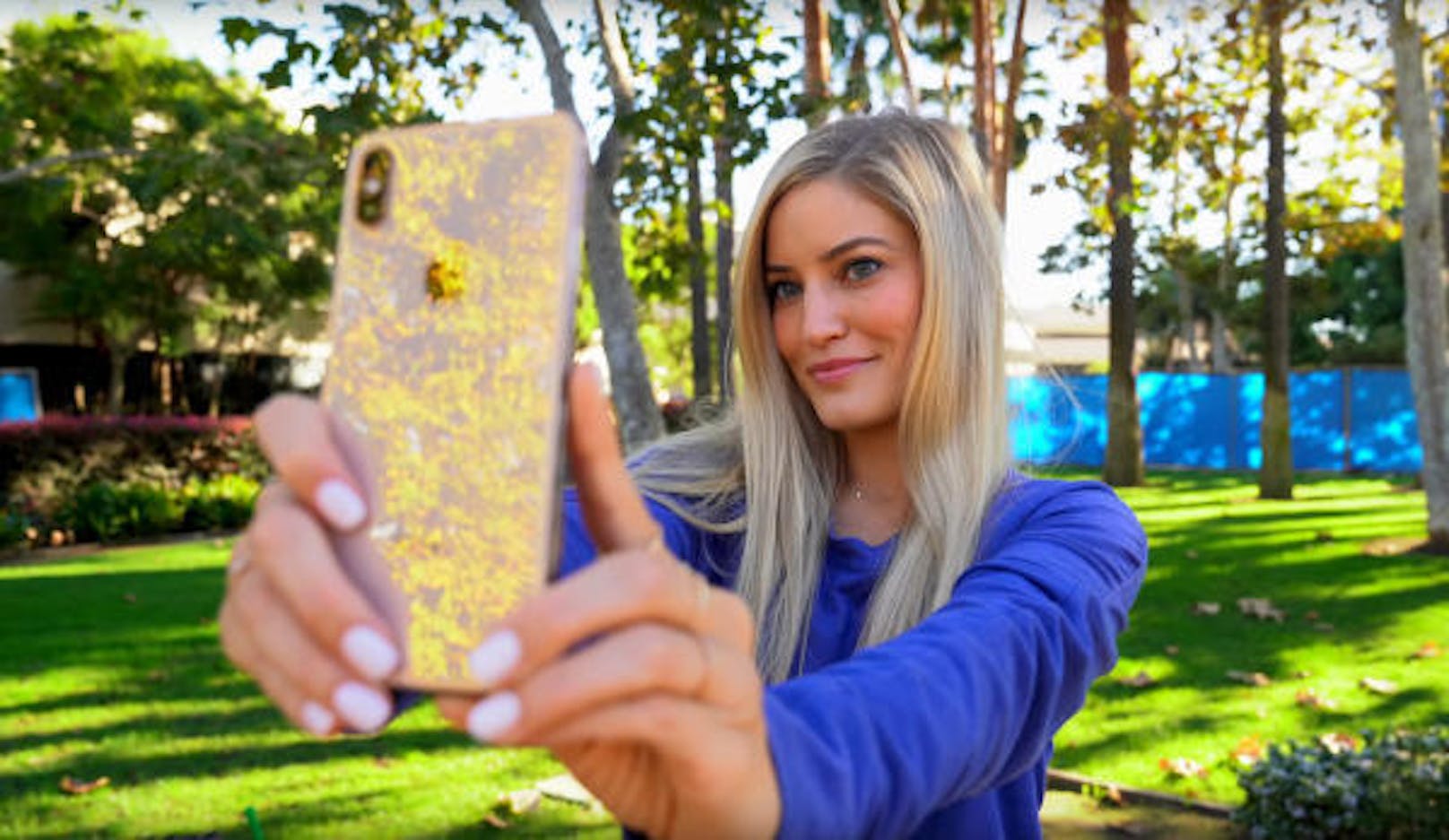 <b>24. Oktober 2018:</b> Unzählige Nutzer des iPhone XS beschwerten sich seit dem Verkaufsstart über einen ungewollten Beauty-Effekt beim Fotografieren. So werden Hautunreinheiten und ähnliches bei Selfies mit einer Art Weichzeichner ausgebügelt. Apple scheint es dabei jedoch etwas übertrieben zu haben, weshalb man schnell vom Beautygate sprach. Wie Theverge.com berichtet, wird der iPhone-Hersteller auf die Kritik reagieren und den Fehler im Smart-HDR-System in der iOS-Version 12.1 beheben. Dadurch sollen bei Selfies künftig wieder mehr Details sichtbar werden. Es ist zu erwarten, dass Apple das Update noch diesen Monat veröffentlichen wird.