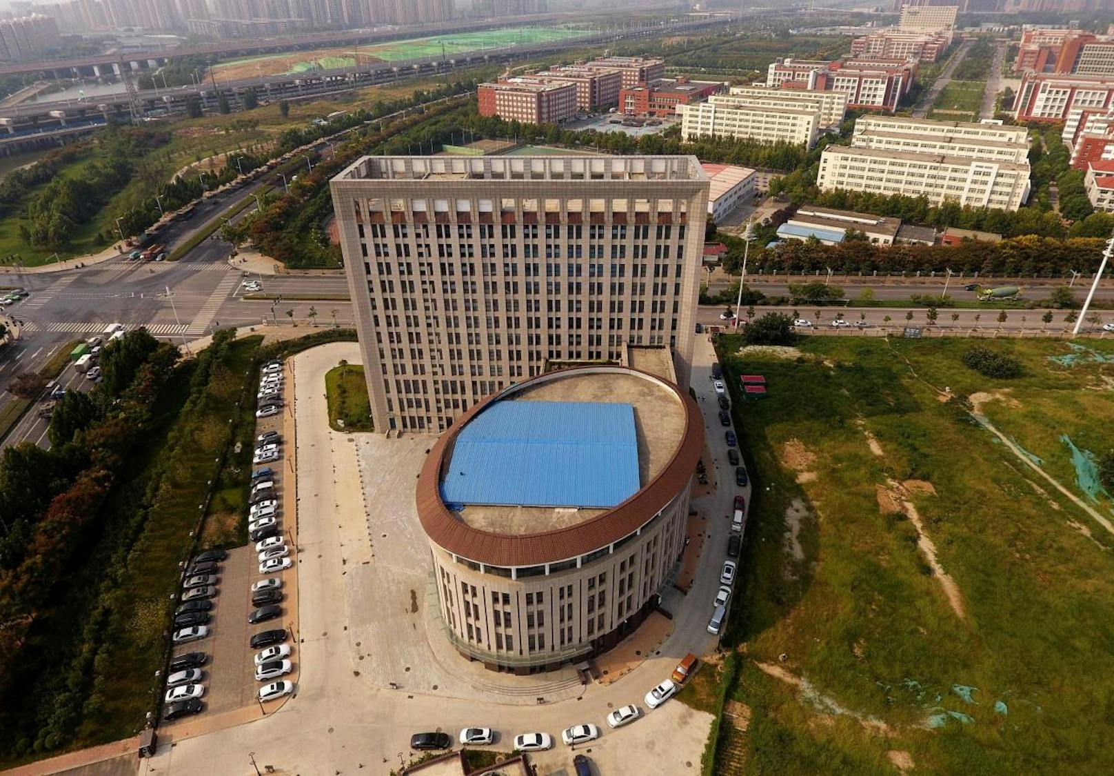 Das Universitätsgebäude in der chinesischen Stadt Zhengzhou hat eine eigenwillige Form. Für viele Social-Media-Nutzer erinnert es frappierend an eine Toilette.