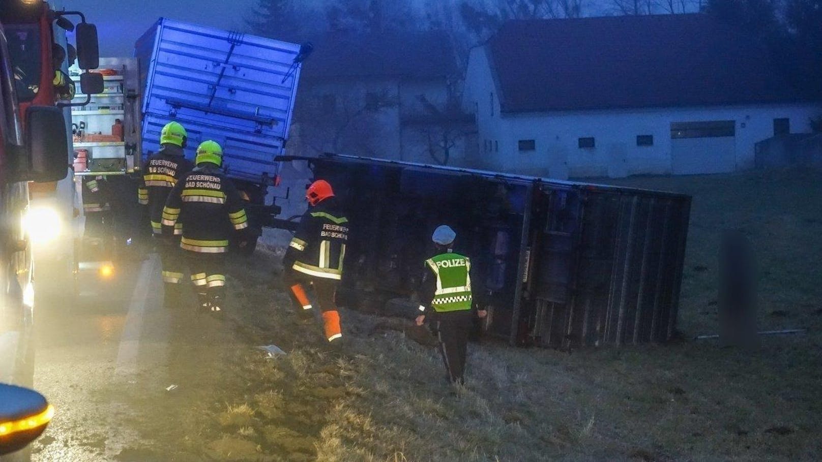 Die Freiwillige Feuerwehr Bad Schönau trennte den Anhänger zur Bergung des Lkw ab. 