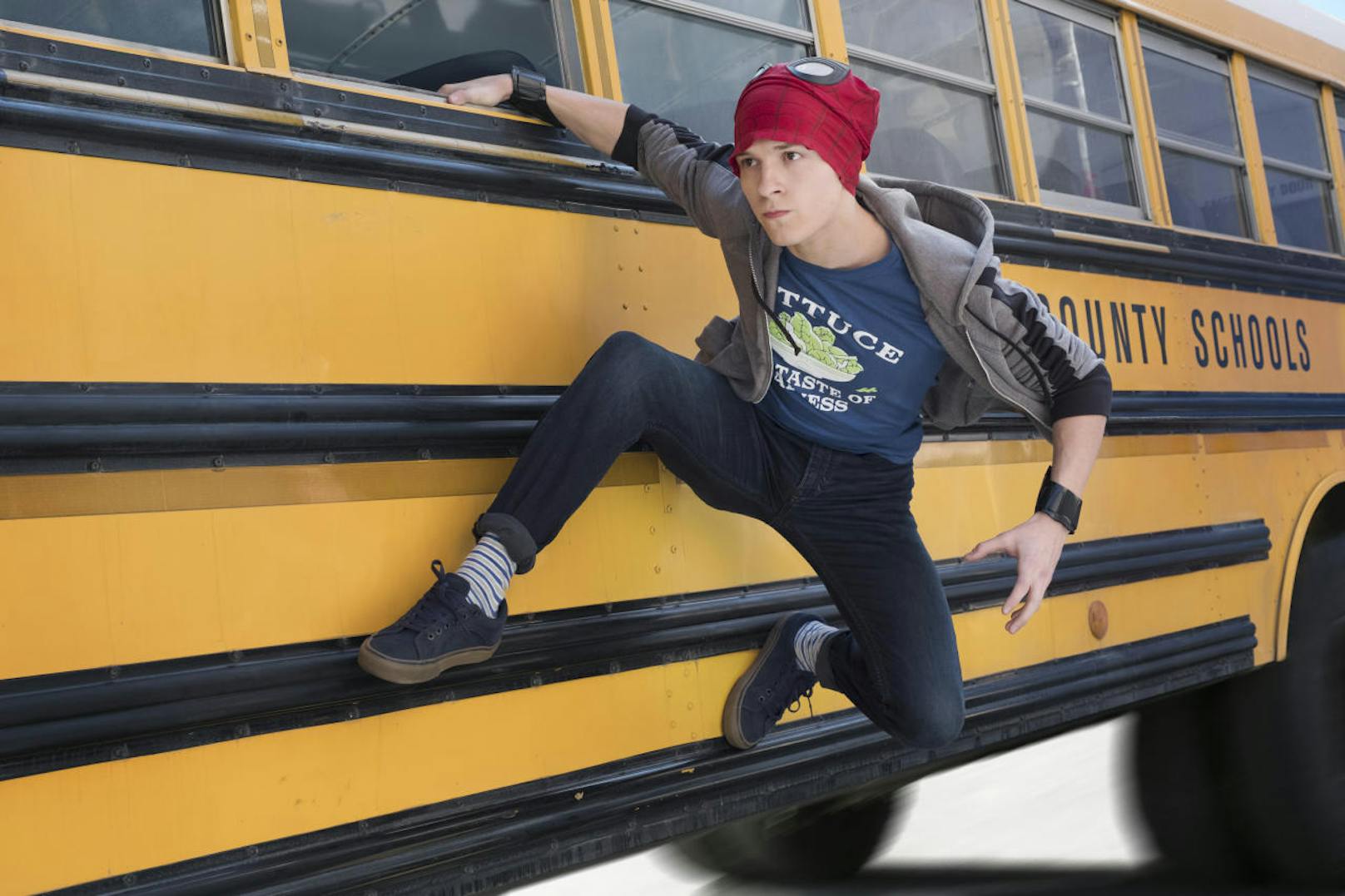 Peter Parker alias Spider-Man (Tom Holland) sitzt gerade im Schulbus, als eines von Thanos' Raumschiffen über New York erscheint.