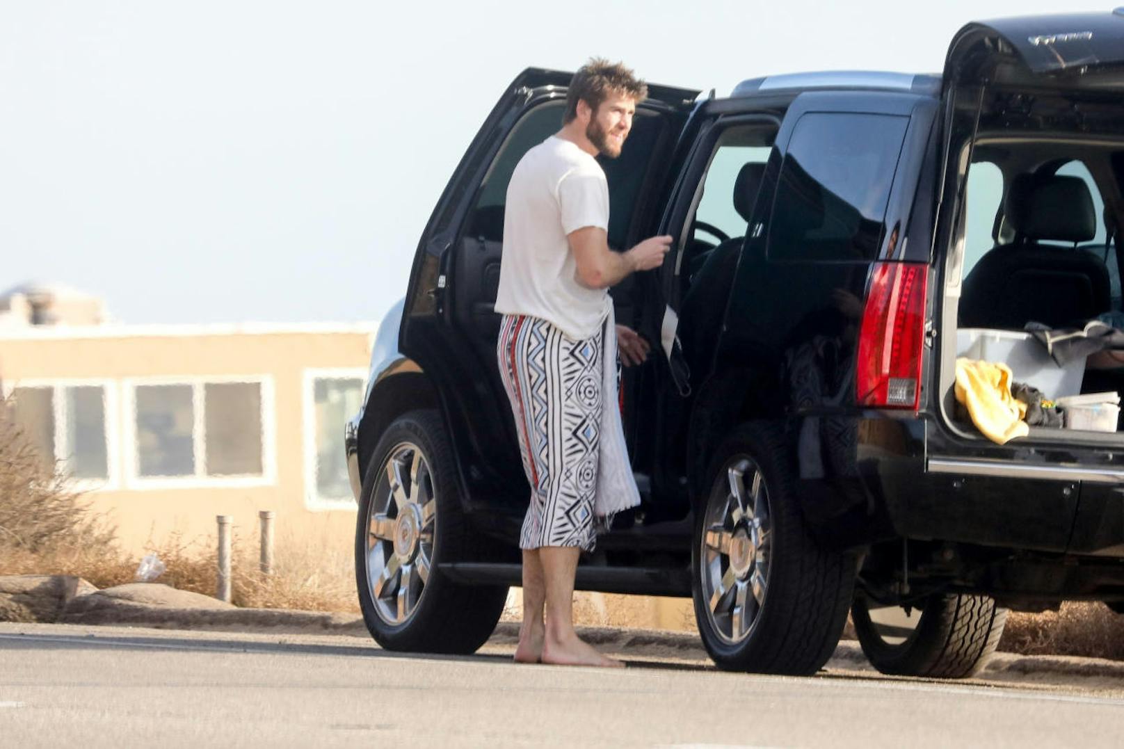 Liam Hemsworth vertraut beim Umziehen auf die altbewährte Handtuch-Umbinde-Methode
