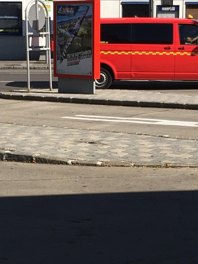 Dort wo das Loch im Boden ist, mähte der Bus den Pfeiler um.
