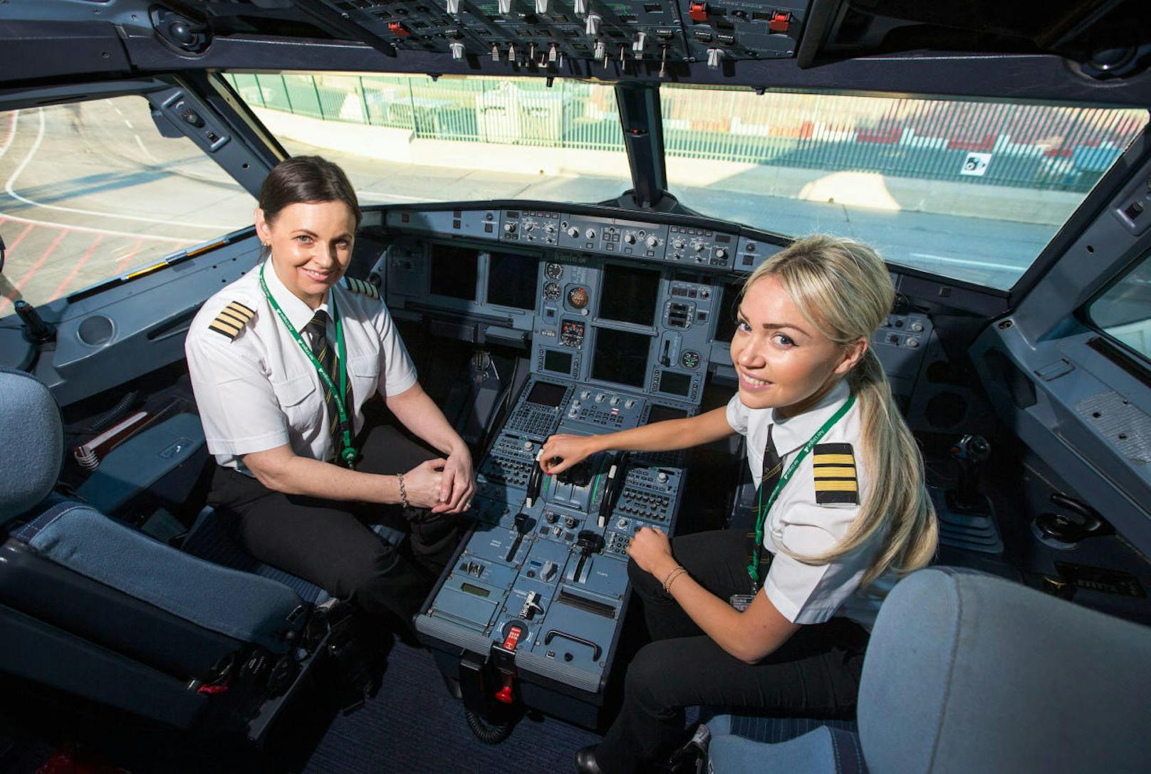 <b>Platz 10: </b>Die irische <b>Aer Lingus</b> schafft es gerade noch unter die zehn Besten. Pilotinnen Sonya Bisset und Lisa Cusack tragen das Ihre zur guten Pünktlichkeitsrate von <b>84,46 Prozent </b>bei.