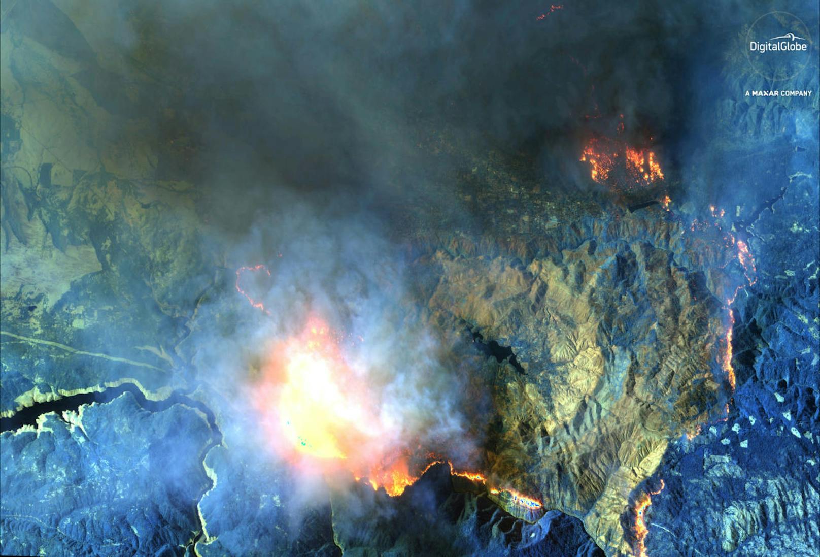 Luftbilder zeigen, wie großflächig die Feuer wüten.