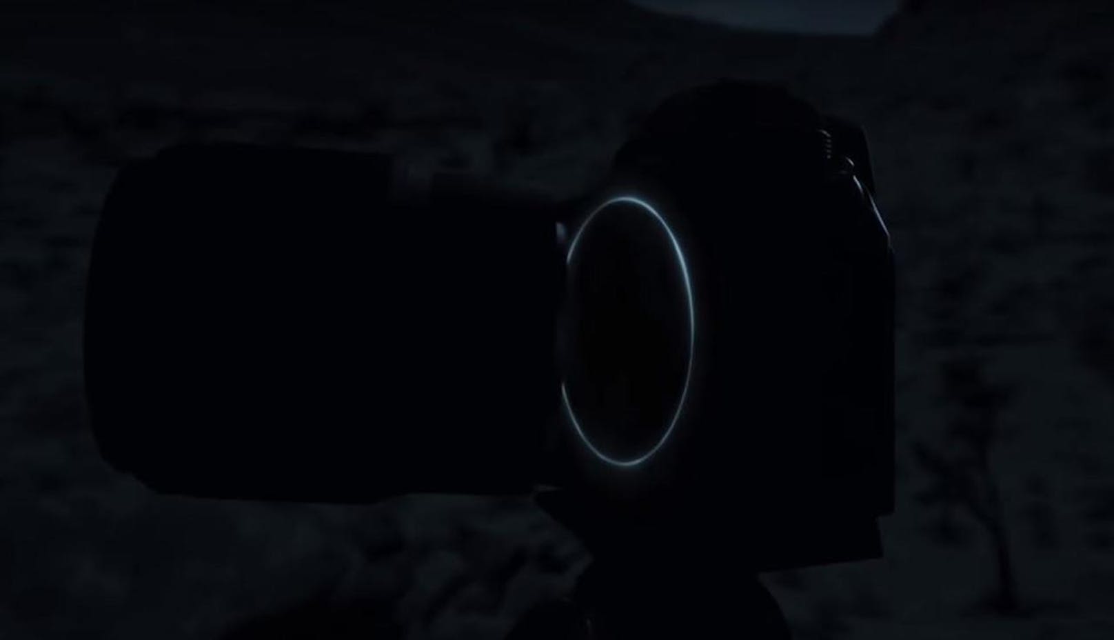 <b>30. Juli 2018:</b> Mit einem mysteriösen Bild kündigt Nikon eine spiegellose Nikon-FX-Vollformat-Kamera an. Die spiegellose Kamera werde "eine neue Dimension der optischen Leistungsfähigkeit eröffnen". Nähere Details sind bisher nicht bekannt, die Kamera sopll allerdings über einen neuen Bajonettanschluss verfügen. Am 23. August will Nikon das Kamera-Highlight des Jahres vorstellen.