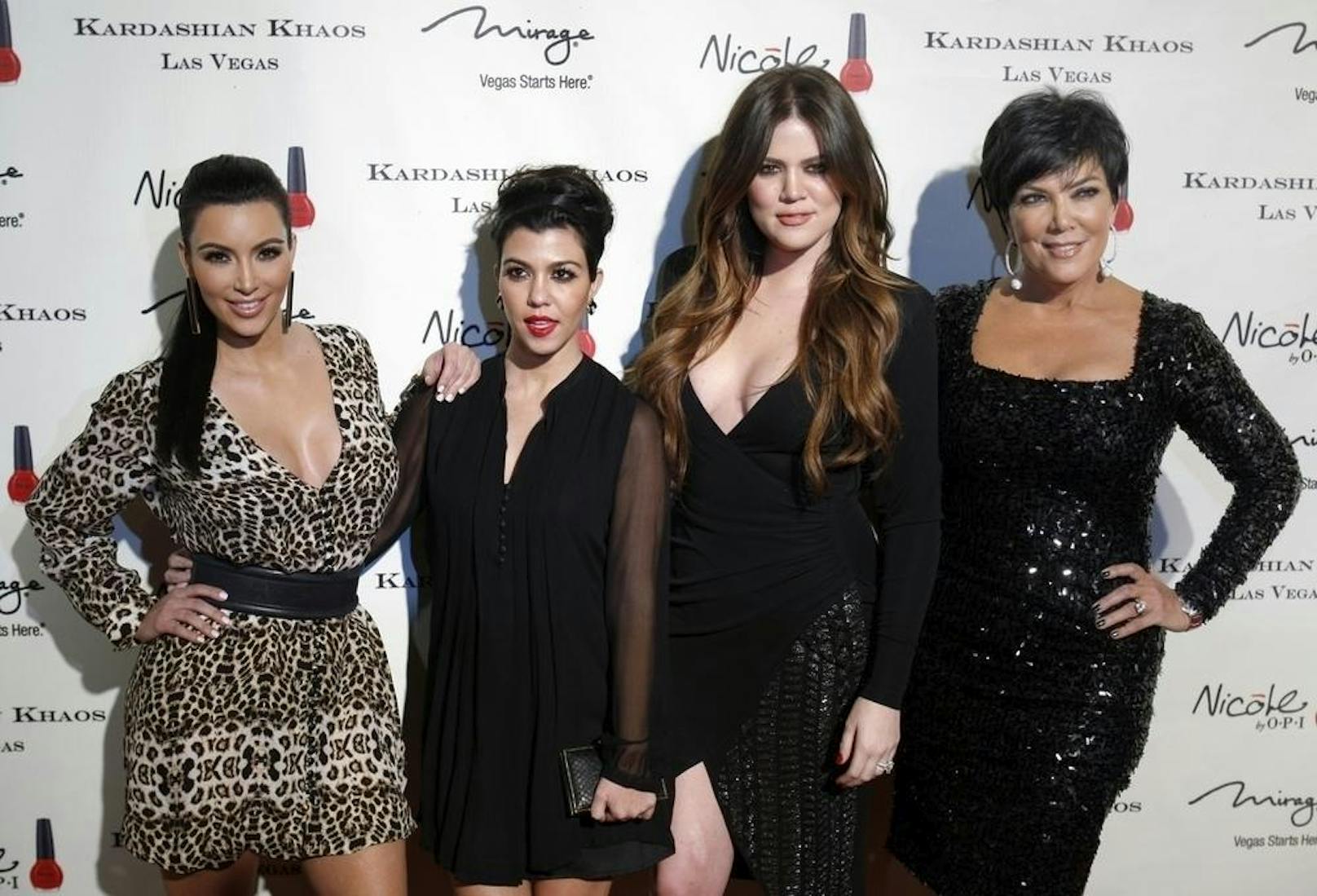 Verwöhnt? - Pah! Kim, Kourtney und Khloé Kardashian mit Mama Kris Jenner (v.li.)