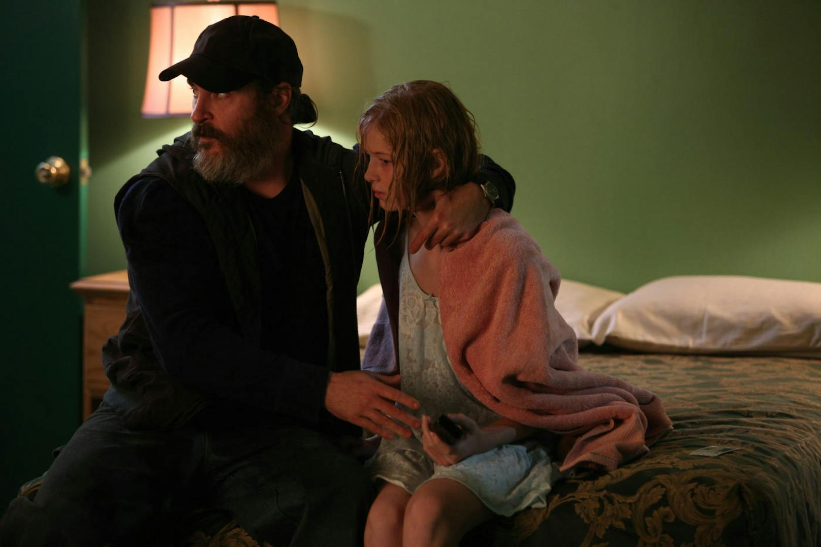 Joes (Joaquin Phoenix) Auftrag: Die junge Nina (Ekaterina Samsonov) retten.