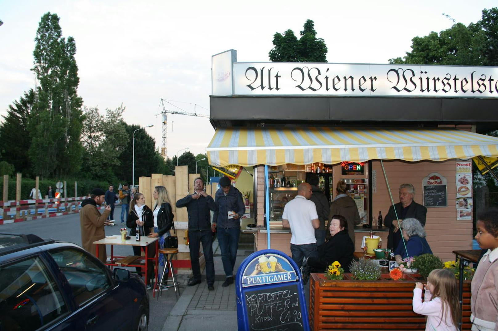 Der Alt Wiener Würstelstand in der Hohenberggasse hat viele Fans.