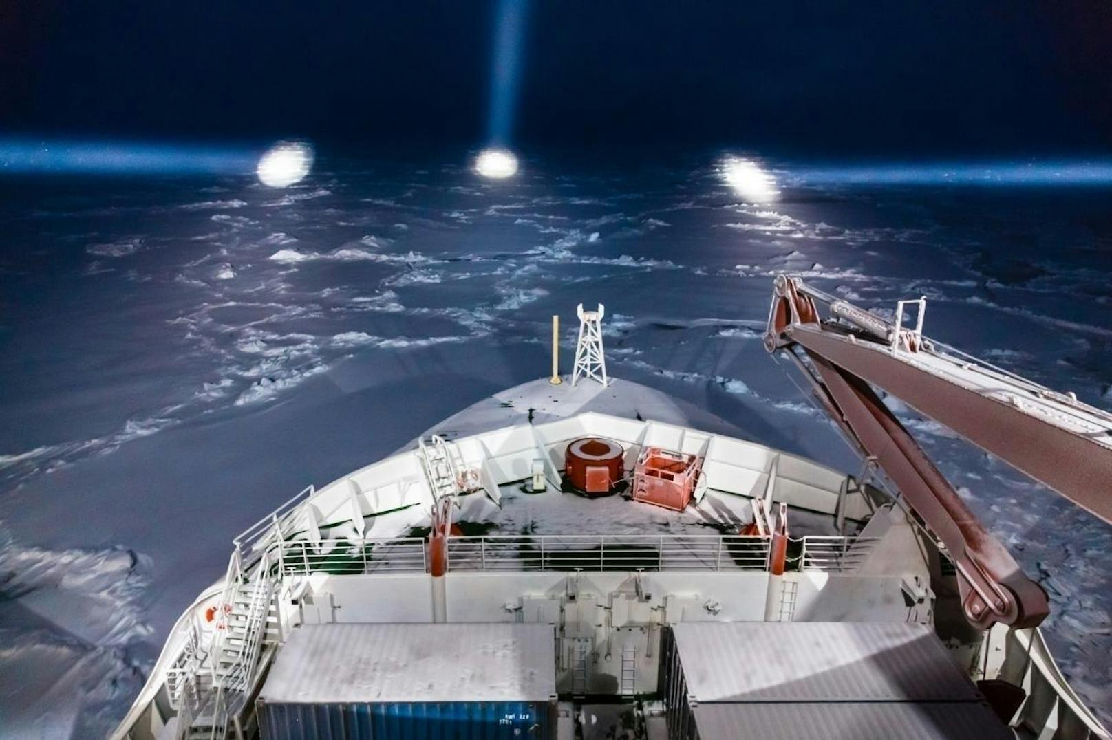 Ein Jahr lang soll das Forschungsschiff mitsamt der Besatzung fest eingefroren im arktischen Eis durch das Nordpolarmeer driften.