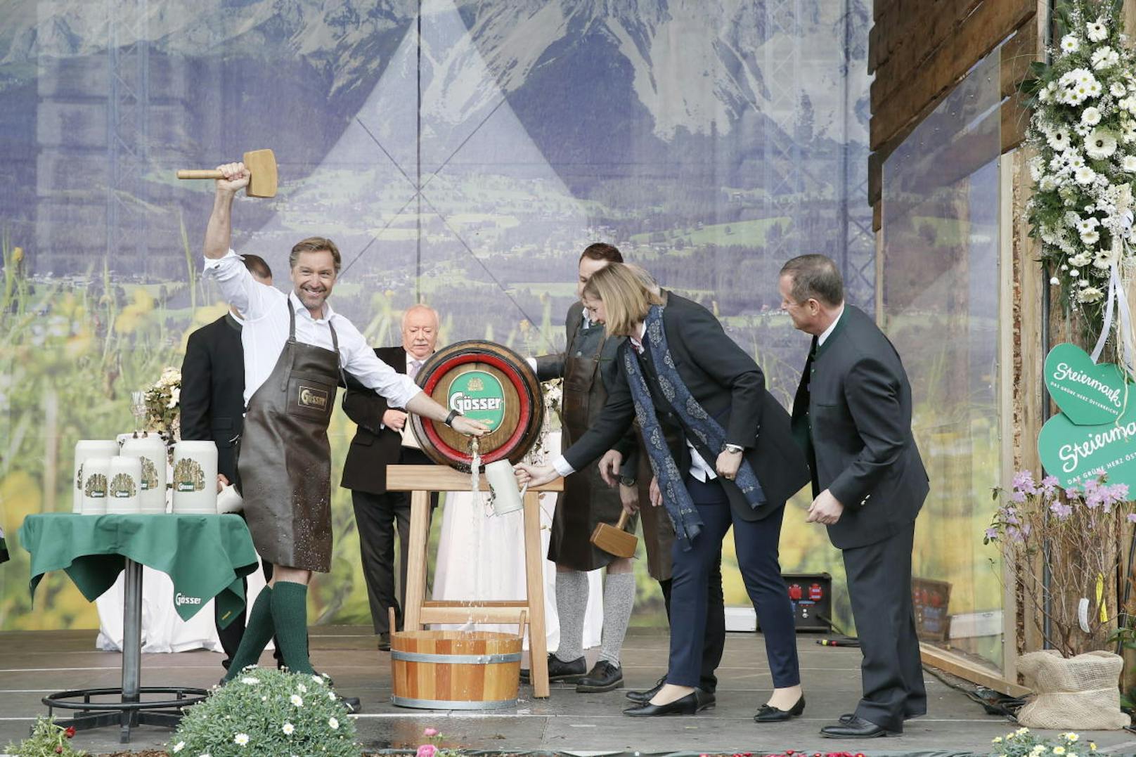 Bürgermeister Michael Häupl eröffnete am Donnerstag den Steiermark-Frühling am Rathausplatz ? natürlich gab es auch einen Bieranstich!