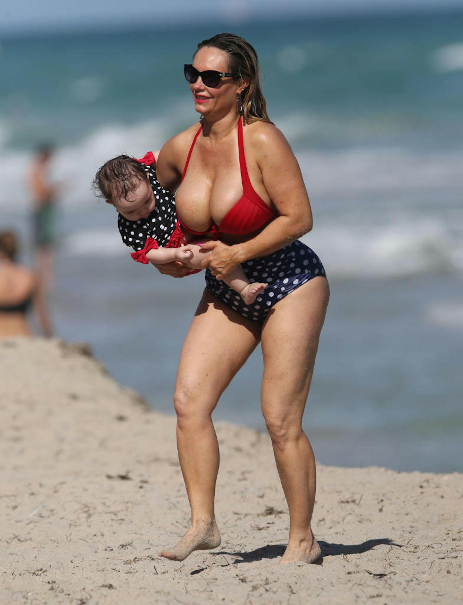 Coco Austin und Tochter Chanel Marrow am 17. Jänner 2017 am Strand von Miami. 
