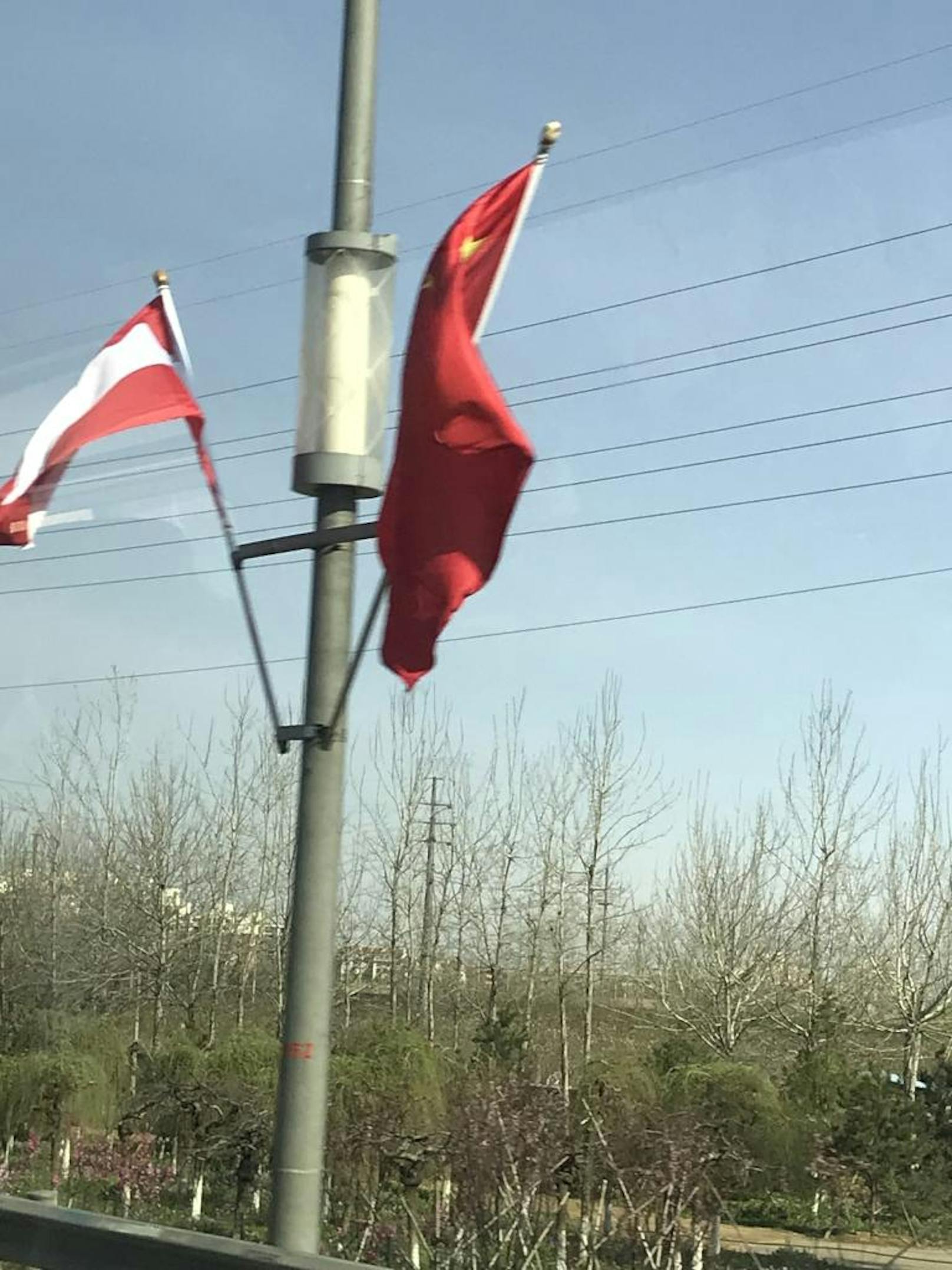 <b>Tag 1:</b> Des größten Staatsbesuchs in der Geschichte der Republik. Bundespräsident Alexander Van der Bellen bei seiner Ankunft in China (7. April 2018)