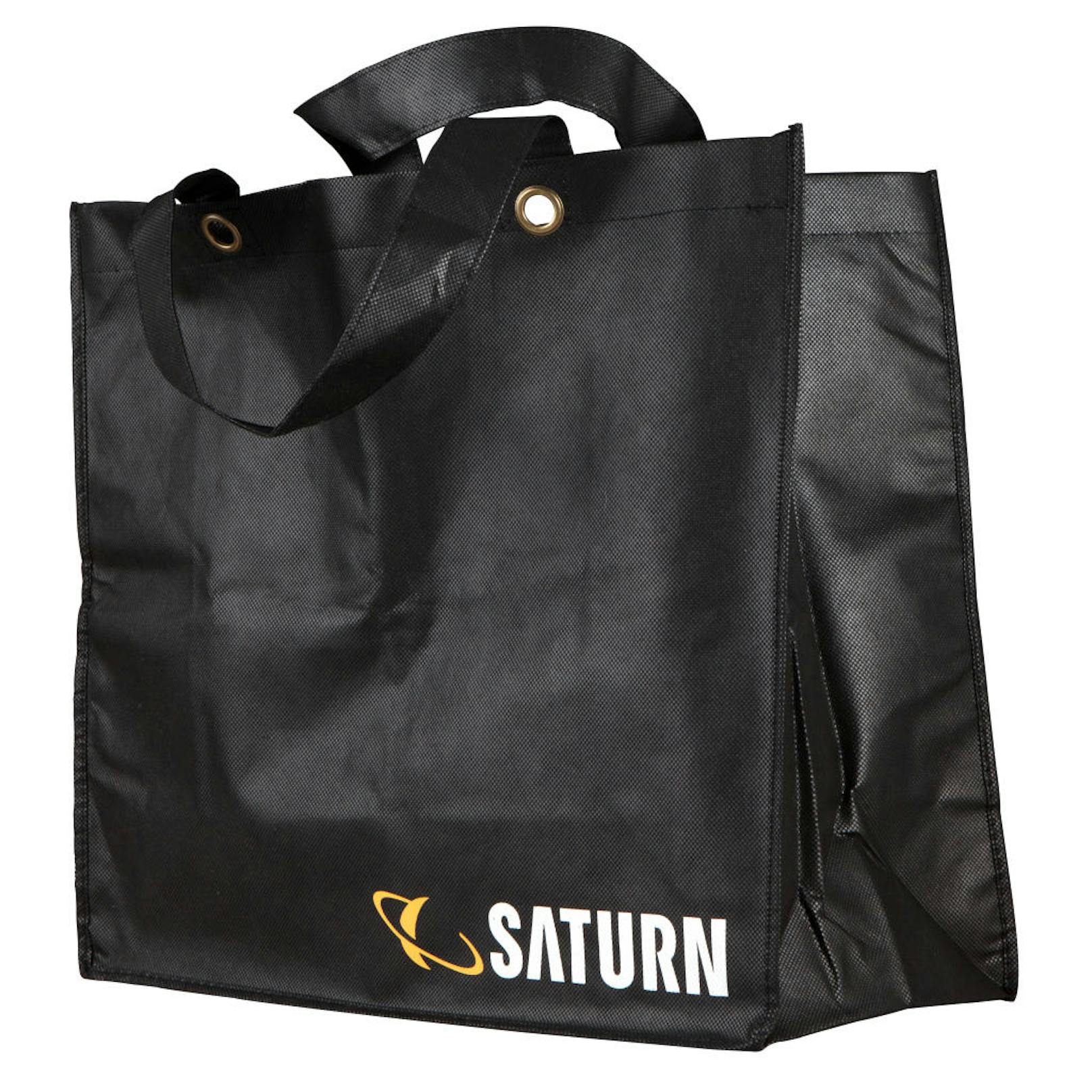Bei Saturn in ganz Österreich sind ab sofort keine Plastiktragetaschen mehr erhältlich. Sie werden durch Mehrzweck-Gewebetaschen ersetzt, die für ein kleines Entgelt erhältlich sind. Sie sind in vier Größen erhältlich: die kleinste Tasche im Format 35x25cm wird für 0,50 Euro angeboten, das größte Format mit 50x35cm ist für 1 Euro erhältlich. Weiters sind Taschen in der mittleren Größe 43x40cm für 0,70 Euro verfügbar. Zusätzlich wird für Kunden der Saturn Mobile Shops eine Tasche im Format 36x30cm sogar kostenlos zur Verfügung gestellt. 