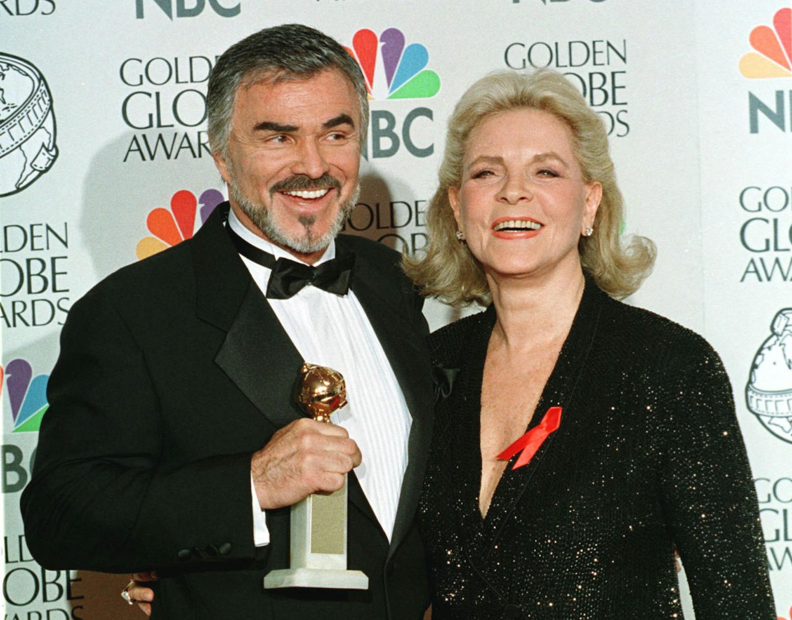 Burt Reynolds und Schauspielerin Lauren Bacall bei der Golden Globe Verleihung, bei der Reynolds die Trophäe für den besten Nebendarsteller in "Boogie Nights" mit Nachhause nehmen durfte.