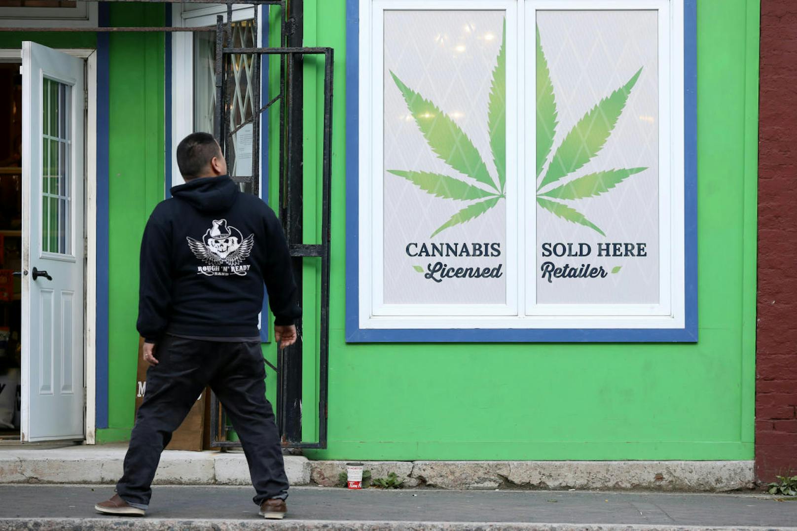 Am 17. Oktober hat Kanada offiziell Cannabis-Konsum und -Verkauf legalisiert. An den ersten legalen Cannabis-Shops bildeten sich lange Schlangen. Der Ansturm war riesig.